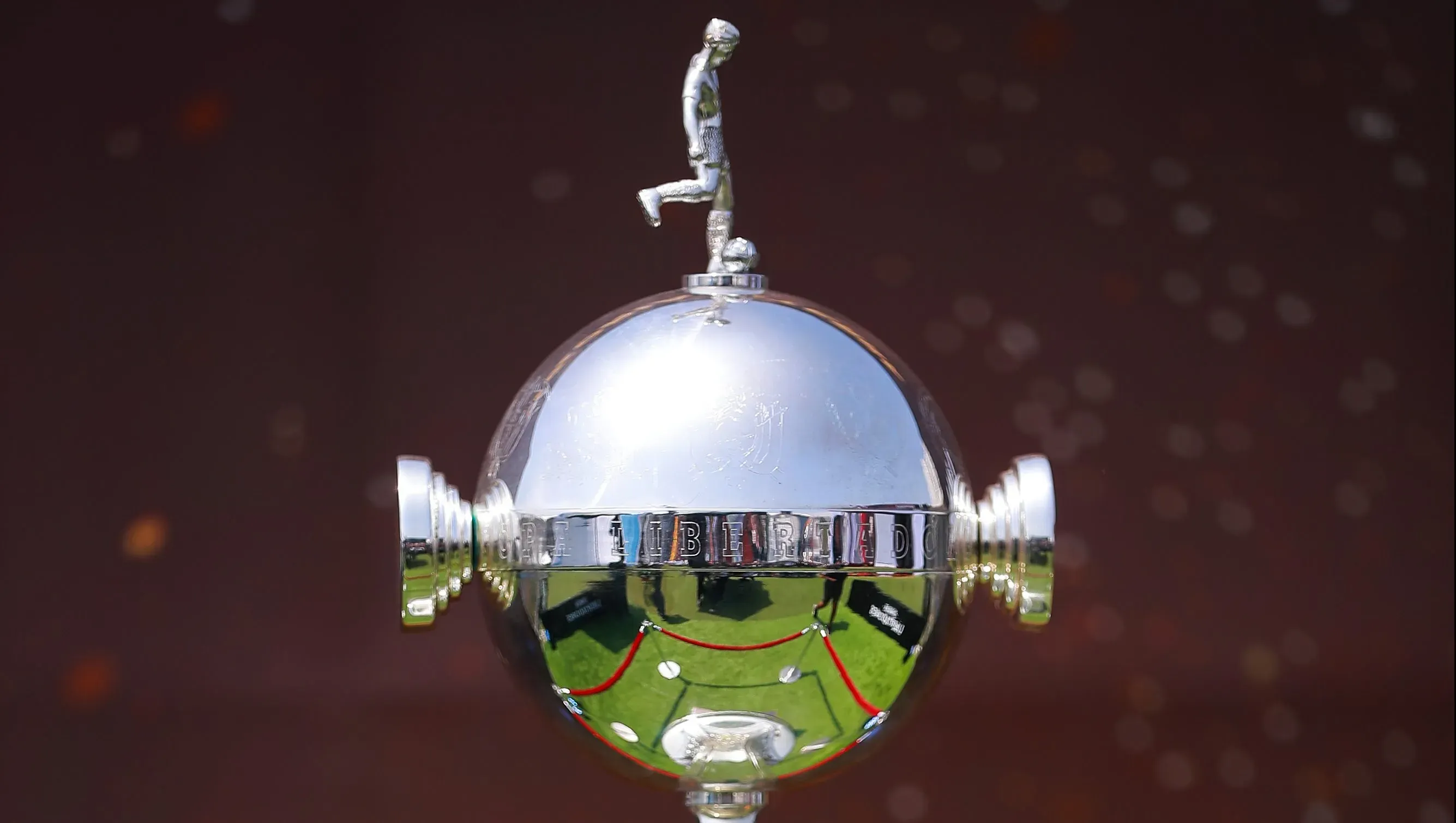 Troféu da Copa Libertadores. (Photo by Manuel Velasquez/Getty Images)