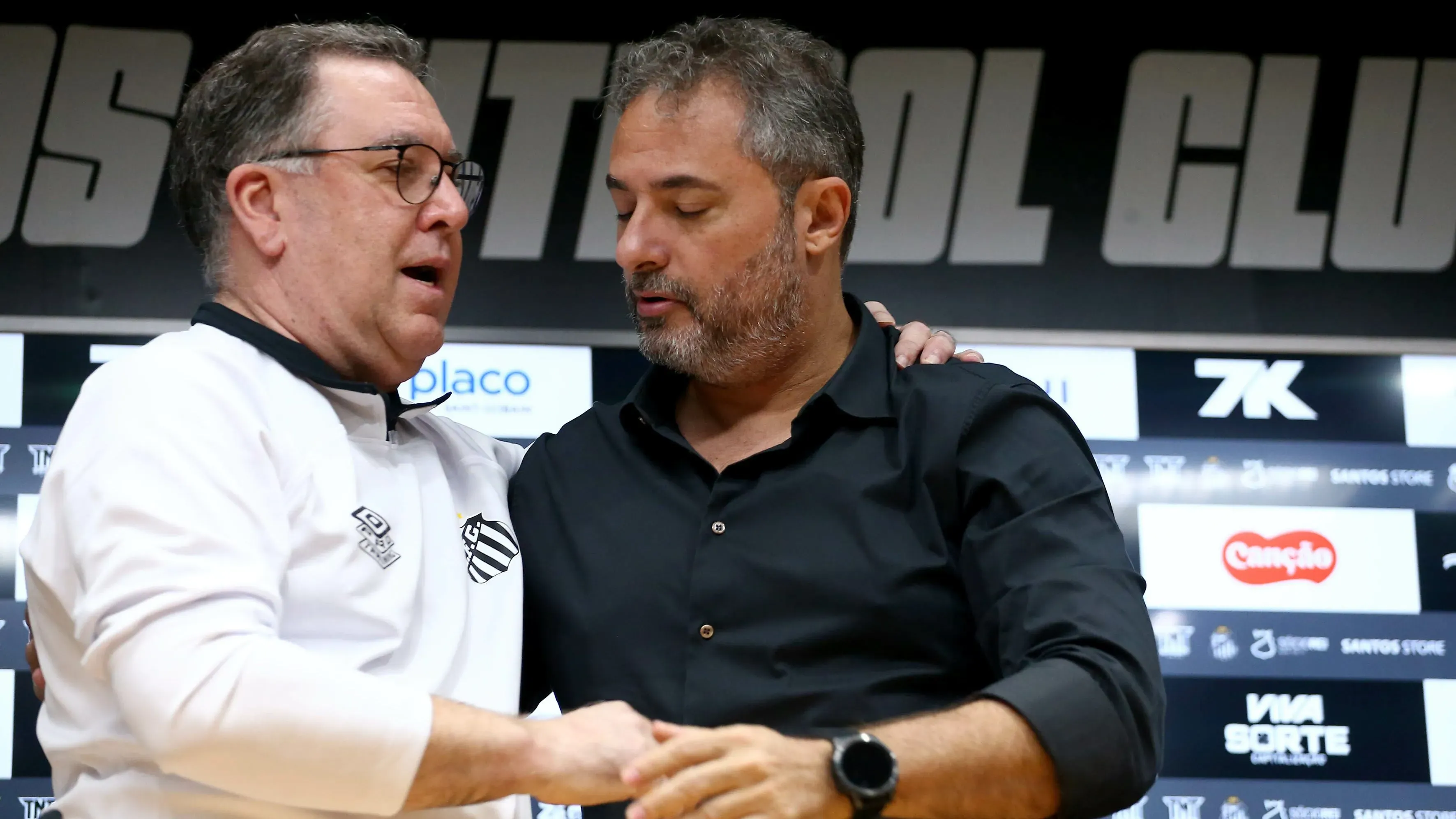 Alexandre Mattos e Marcelo Teixeira durante entrevista coletiva no Santos -Foto: Mauricio De Souza/AGIF
