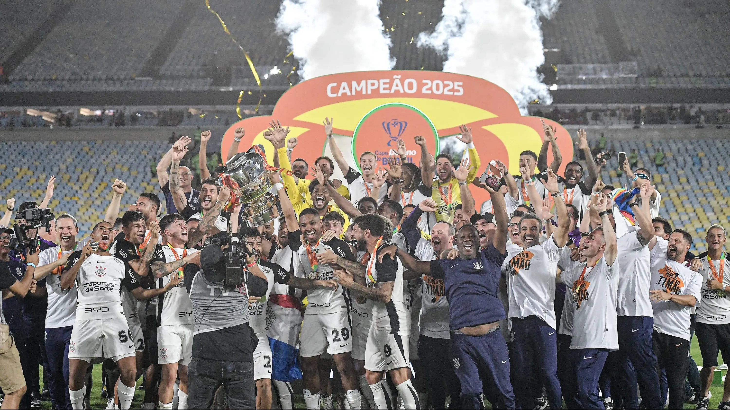 jogadores do Corinthians levantam a taca de campeao durante cerimonia de premiacao ao final da partida contra o Vasco no estadio Maracana pela decisao do campeonato Copa Do Brasil 2025. Foto: Thiago Ribeiro/AGIF