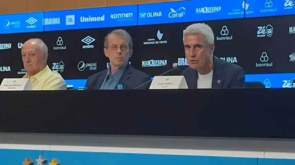 Foto: Bolavip Brasil/Better Collective – Luís Castro ao lado de Felipão e Odorico Roman em coletiva.