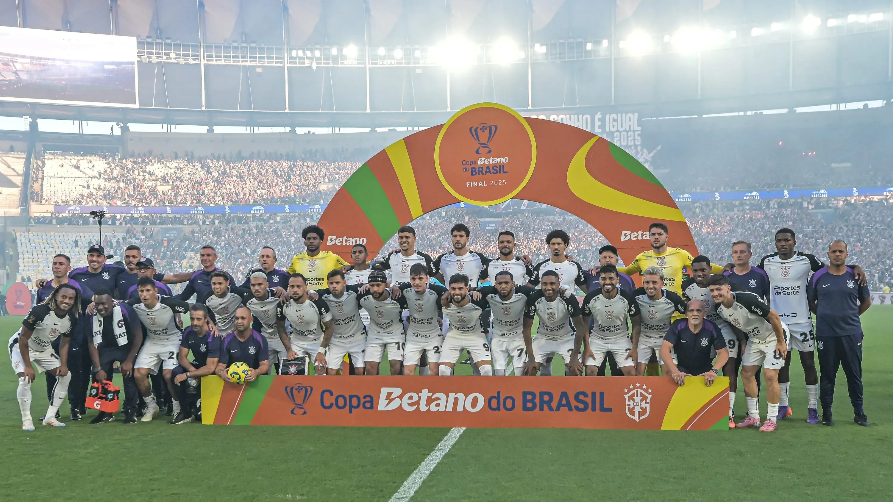 Jogadores do Corinthians posam para foto antes na partida contra Vasco no estadio Maracana pelo campeonato Copa Do Brasil 2025. Foto: Thiago Ribeiro/AGIF