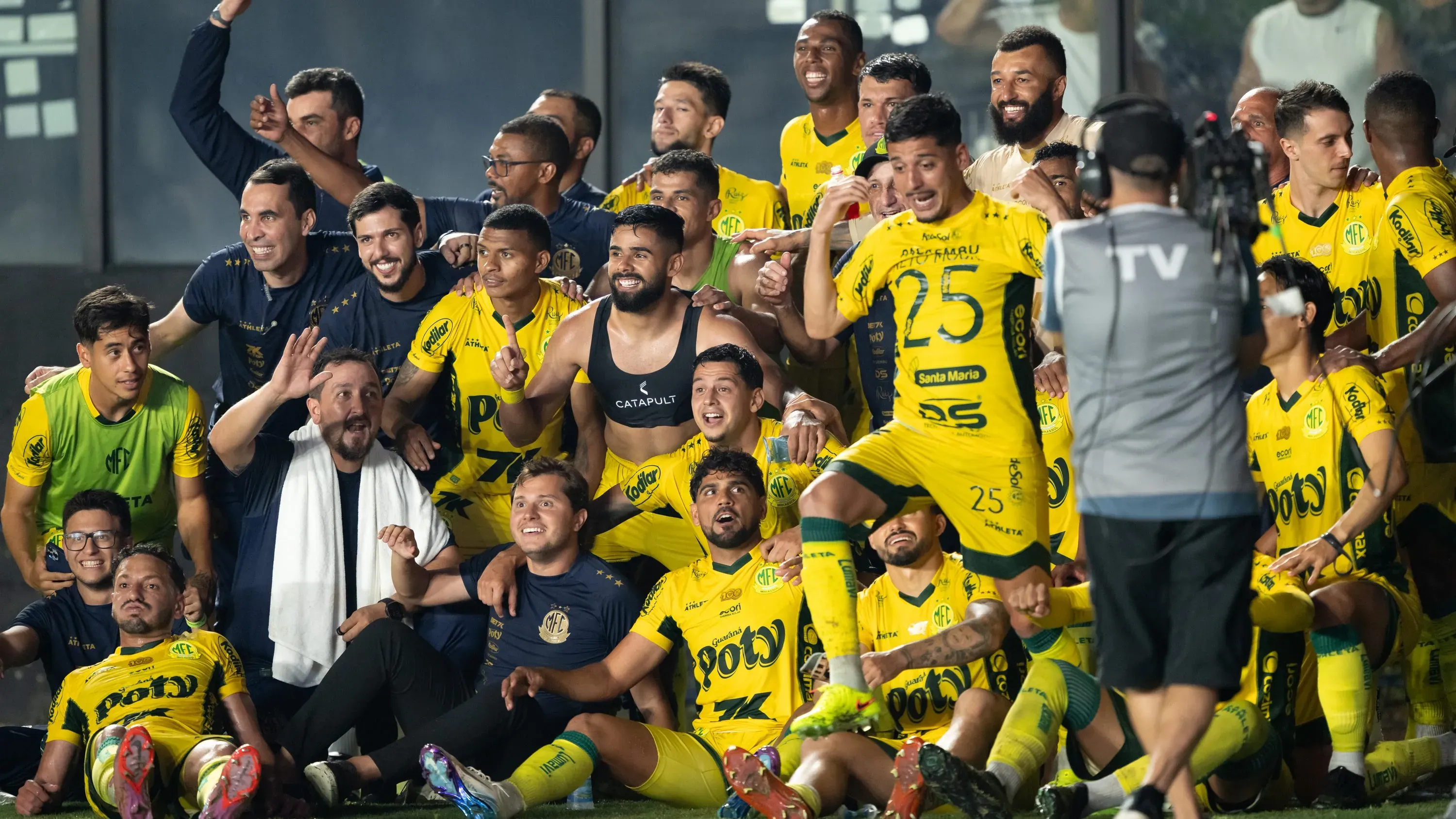 Jogadores do Mirassol comemoram apos partida contra o Vasco no estadio Sao Januario pelo campeonato Brasileiro A 2025. Foto: Jorge Rodrigues/AGIF