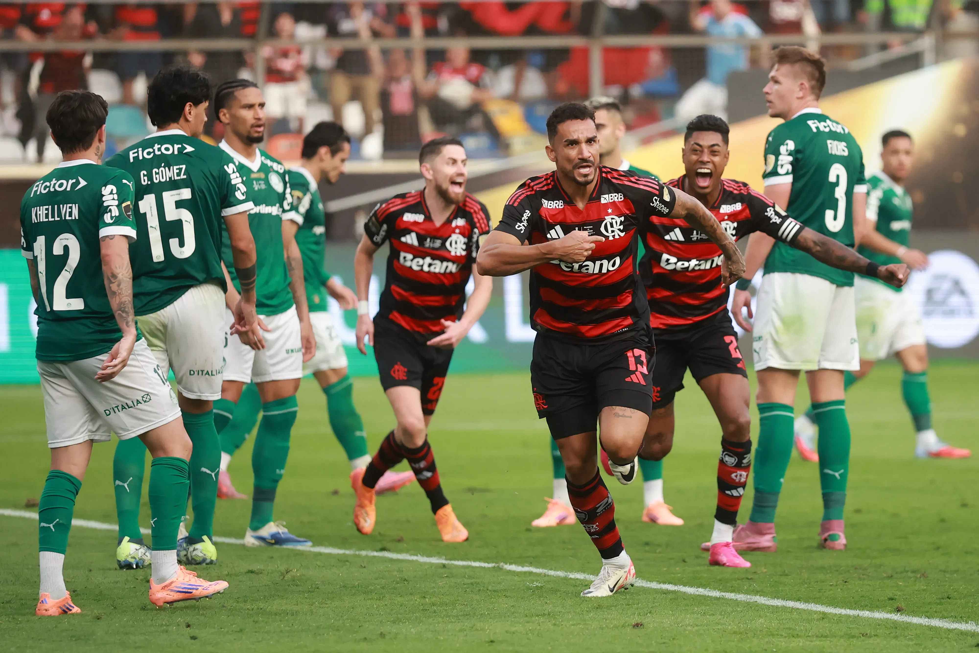 Danilo comemora gol de cabeça que deu o título da Libertadores sobre o Palmeiras. Foto: Hector Vivas/Getty Images.