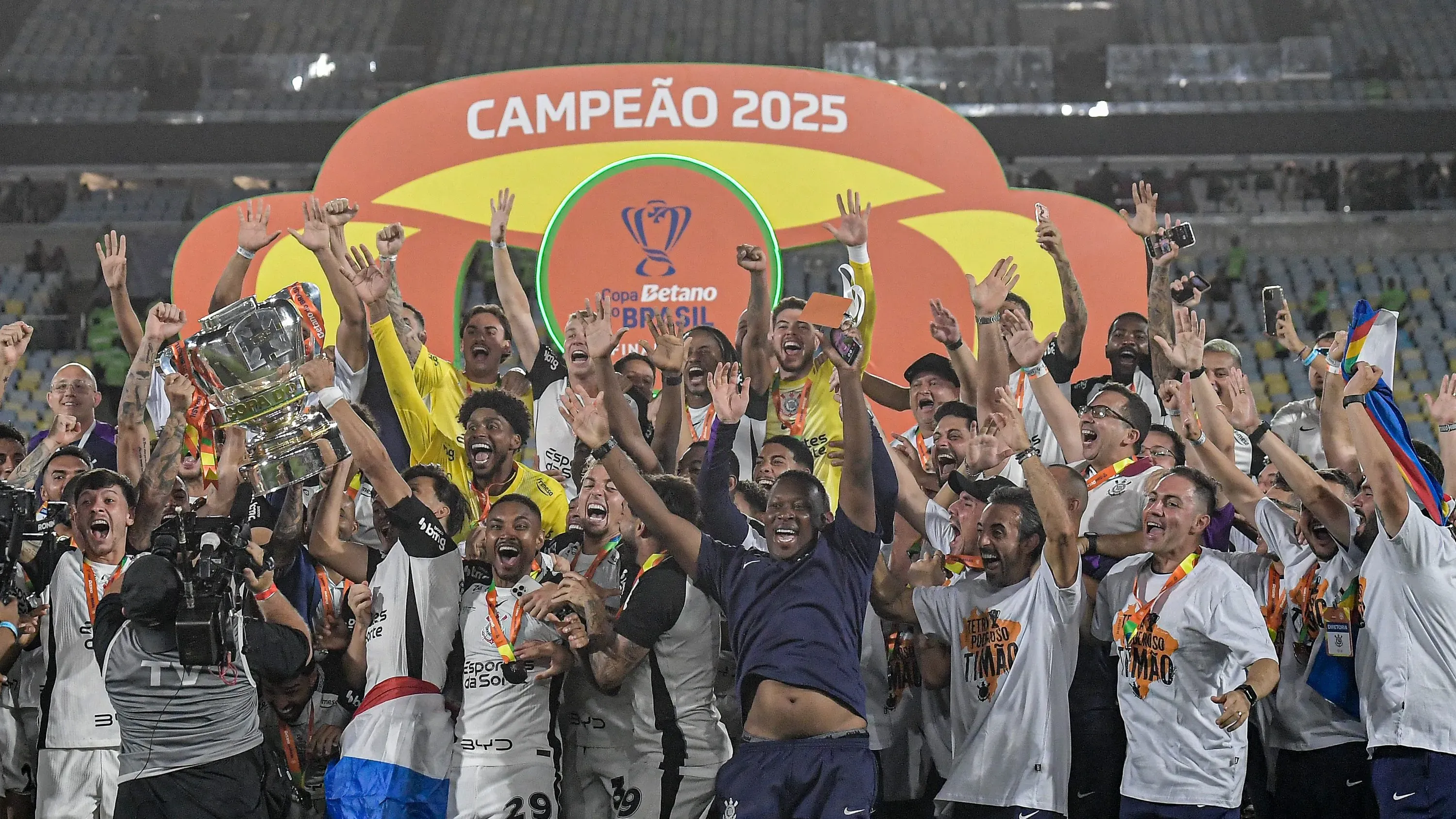 RJ – RIO DE JANEIRO – 21/12/2025 – COPA DO BRASIL 2025, VASCO X CORINTHIANS – Jogadores do Corinthians comemoram titulo de campeao apos partida contra o Vasco no estadio Maracana pela decisao do campeonato Copa Do Brasil 2025. Foto: Thiago Ribeiro/AGIF