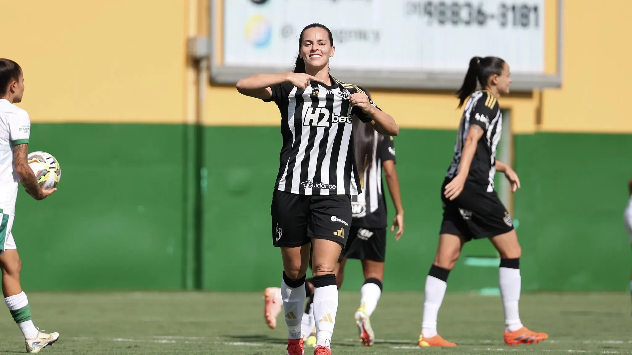 Laura Maria, meia do Atlético-MG, em campo