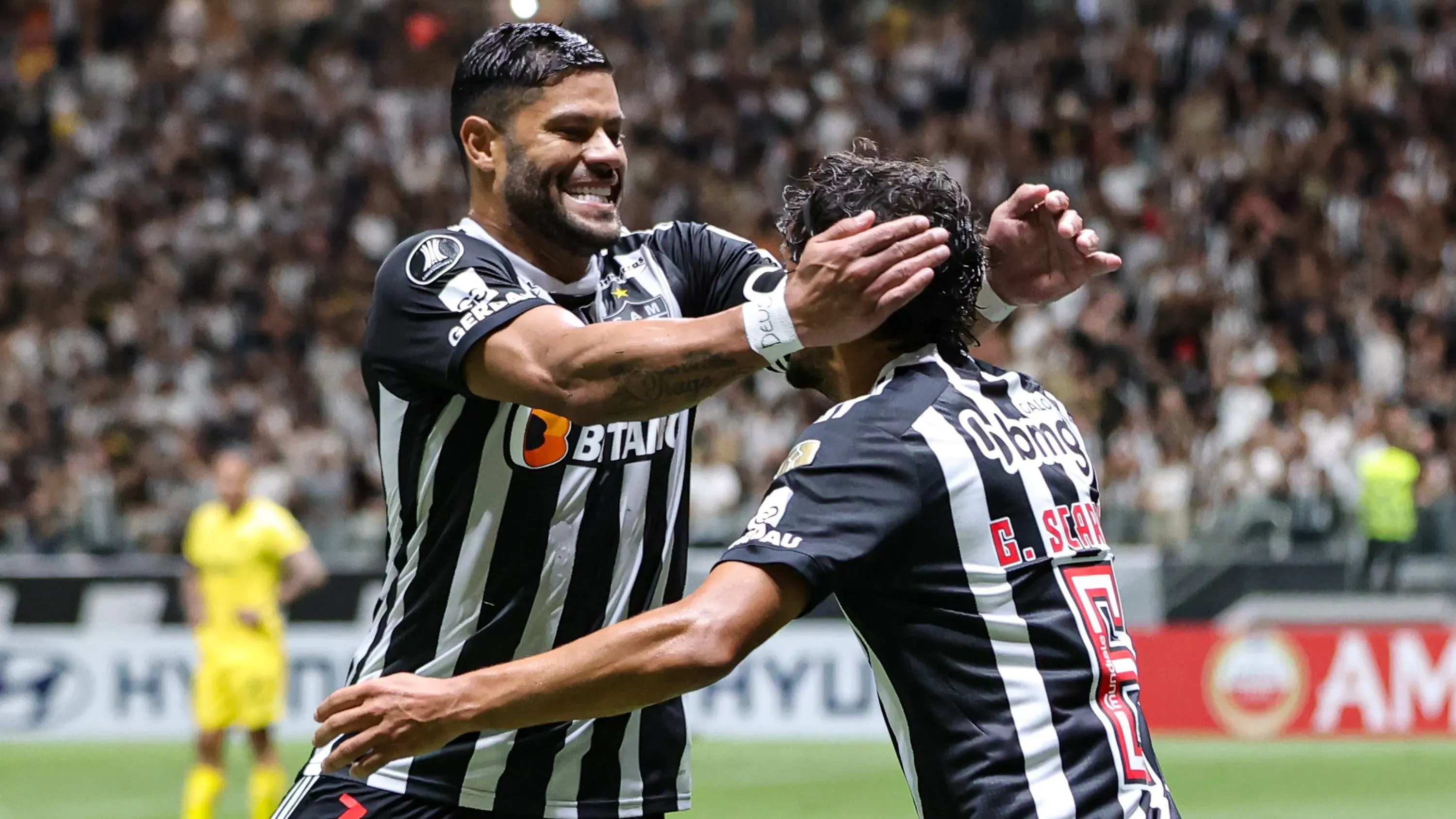 MG – BELO HORIZONTE – 23/04/2024 – COPA LIBERTADORES 2024, ATLETICO-MG X PENAROL – GUstavo Scarpa jogador do Atletico-MG comemora seu gol com Hulk jogador da sua equipe durante partida contra o Penarol no estadio Arena MRV pelo campeonato Copa Libertadores 2024. Foto: Gilson Lobo/AGIF