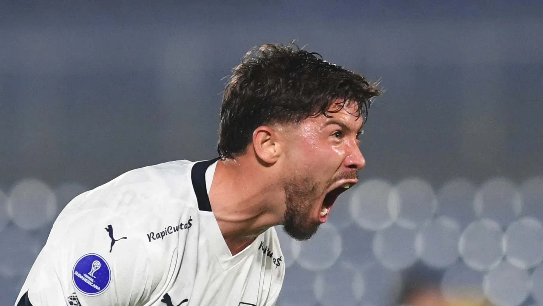 Foto: Alvarenga/Getty Images – Felipe Loyola tem contrato até 2028 com Independiente e negocia ida ao Santos.
