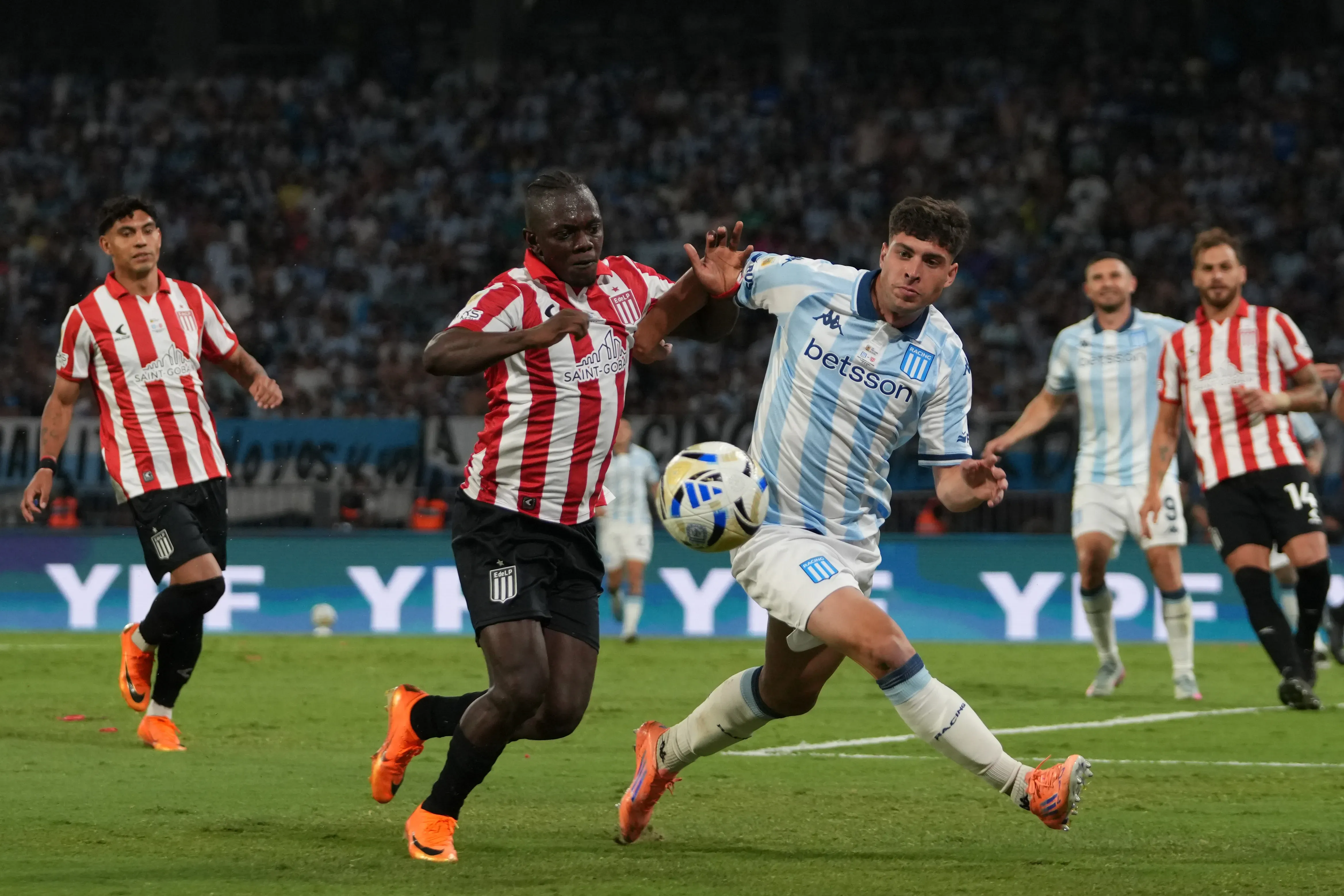 Cetré em ação pelo Estudiantes contra o Racing pelo Campeonato Argentino – Foto: Joaquín Camiletti/Getty Images