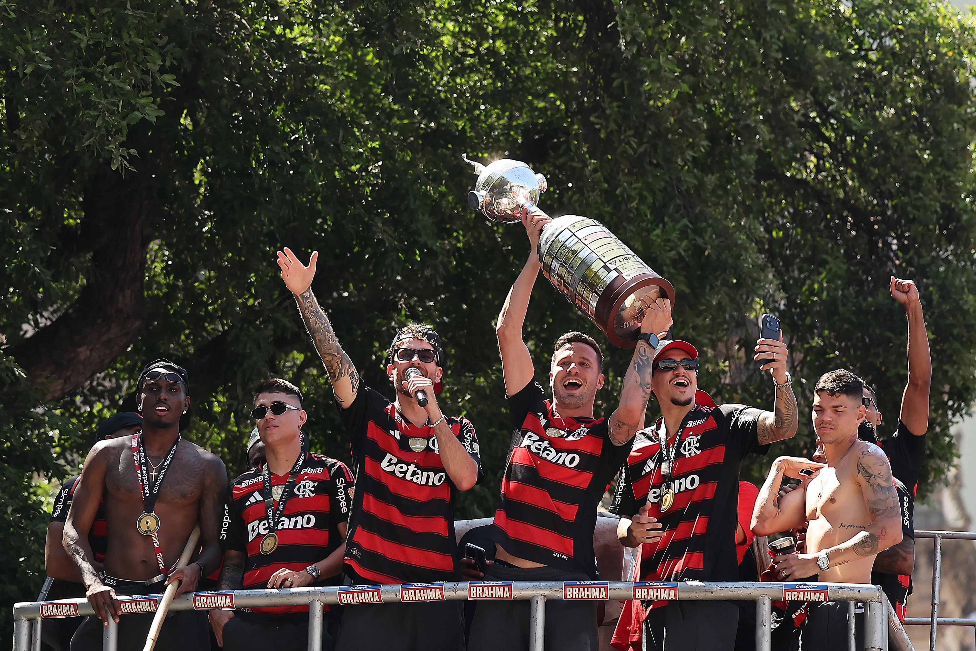 Jogadores do Flamengo comemoram tetra na Libertadores com a torcida. (Photo by Wagner Meier/Getty Images)