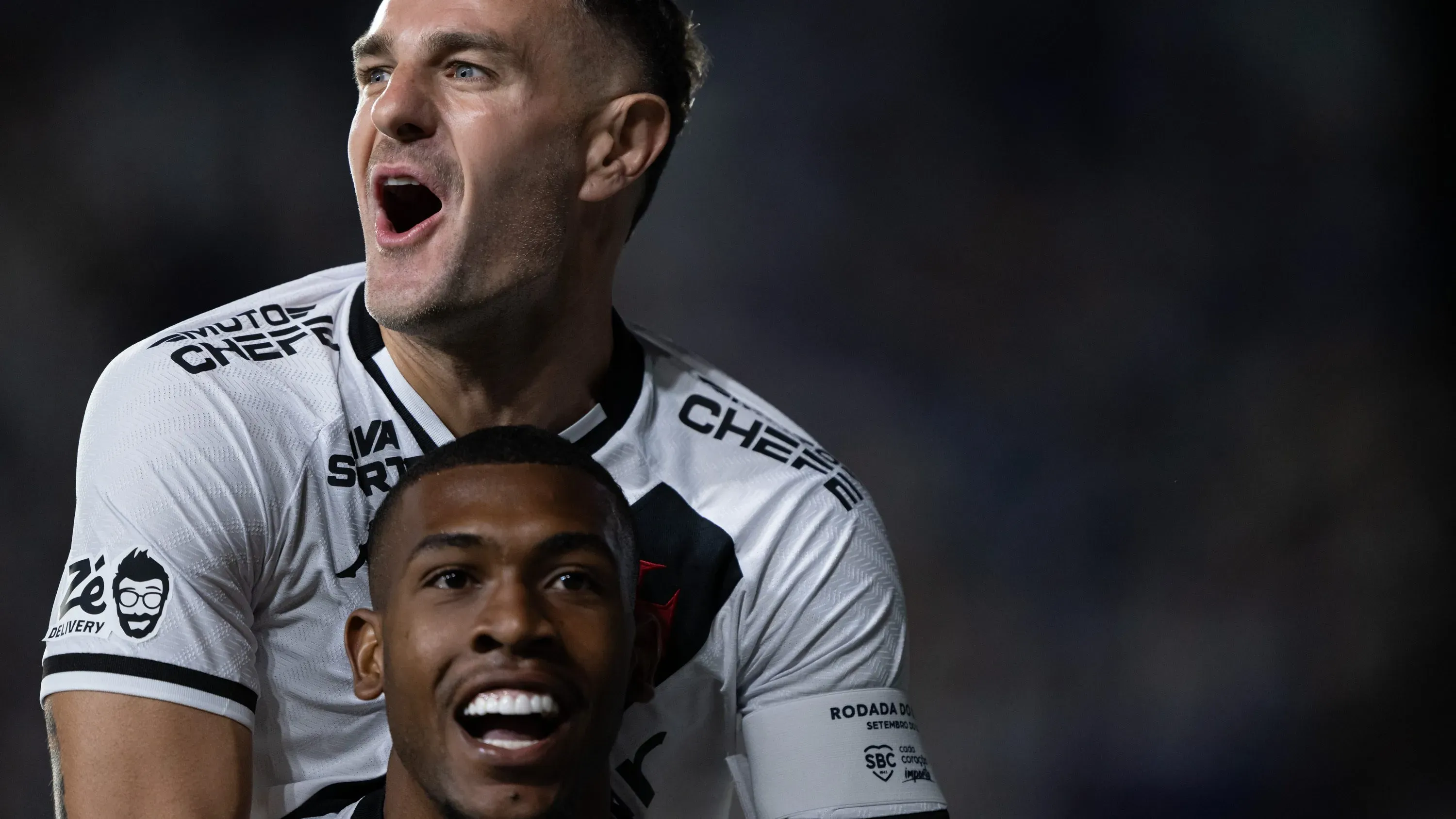 Vegetti e Rayan em campo pelo Vasco. Foto: Jorge Rodrigues/AGIF