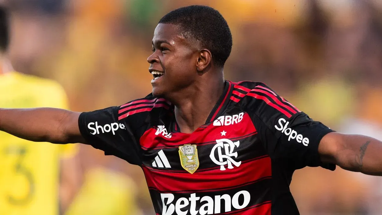 Douglas Telles é um dos que tem contrato até o final de 2026. Foto: Caíque Coufal/Flamengo