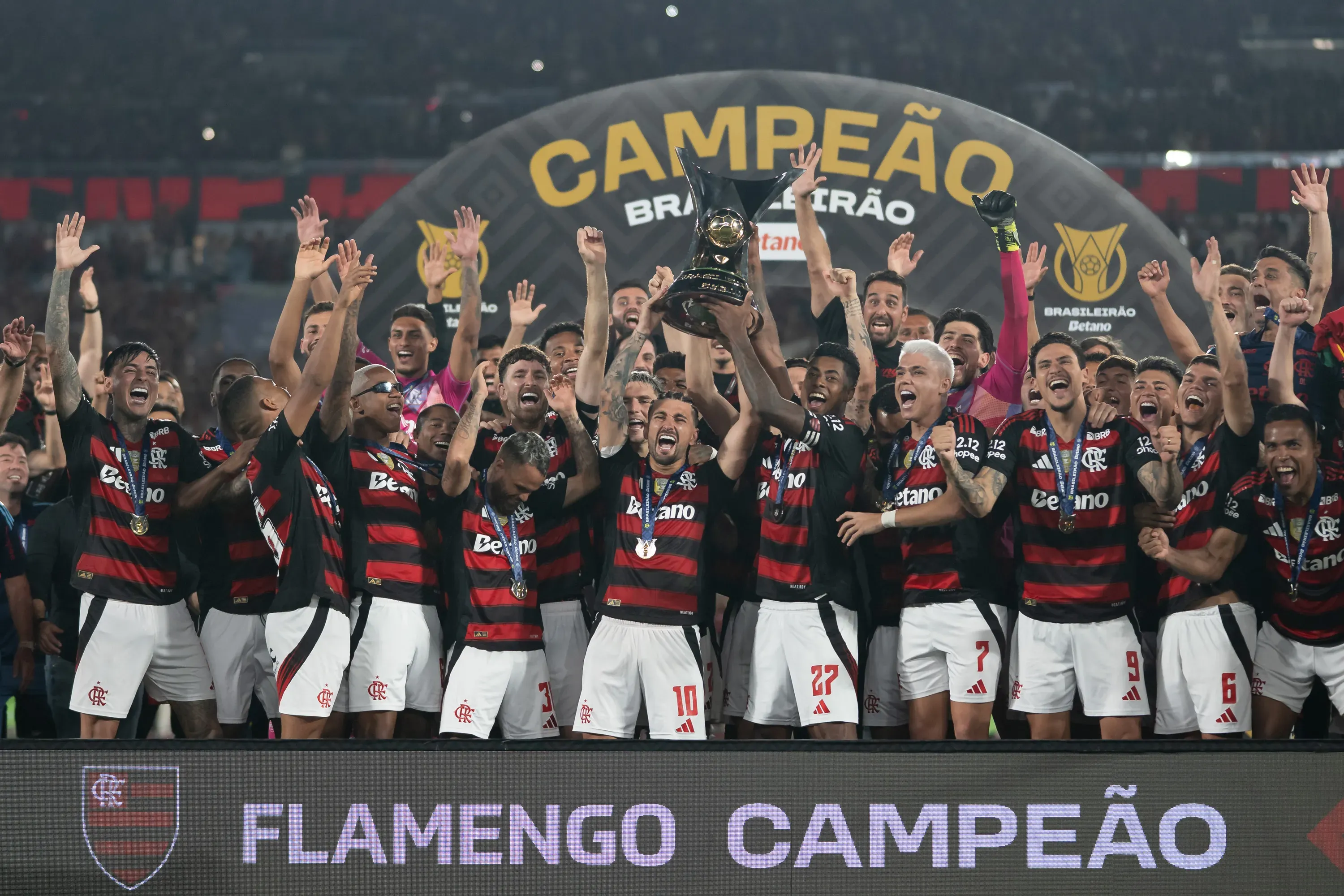 Jogadores do Flamengo levanta a taca de campeao durante cerimonia de premiacao ao final da partida contra o Ceara no estadio Maracana pela decisao do campeonato Brasileiro A 2025. Foto: Jorge Rodrigues/AGIF