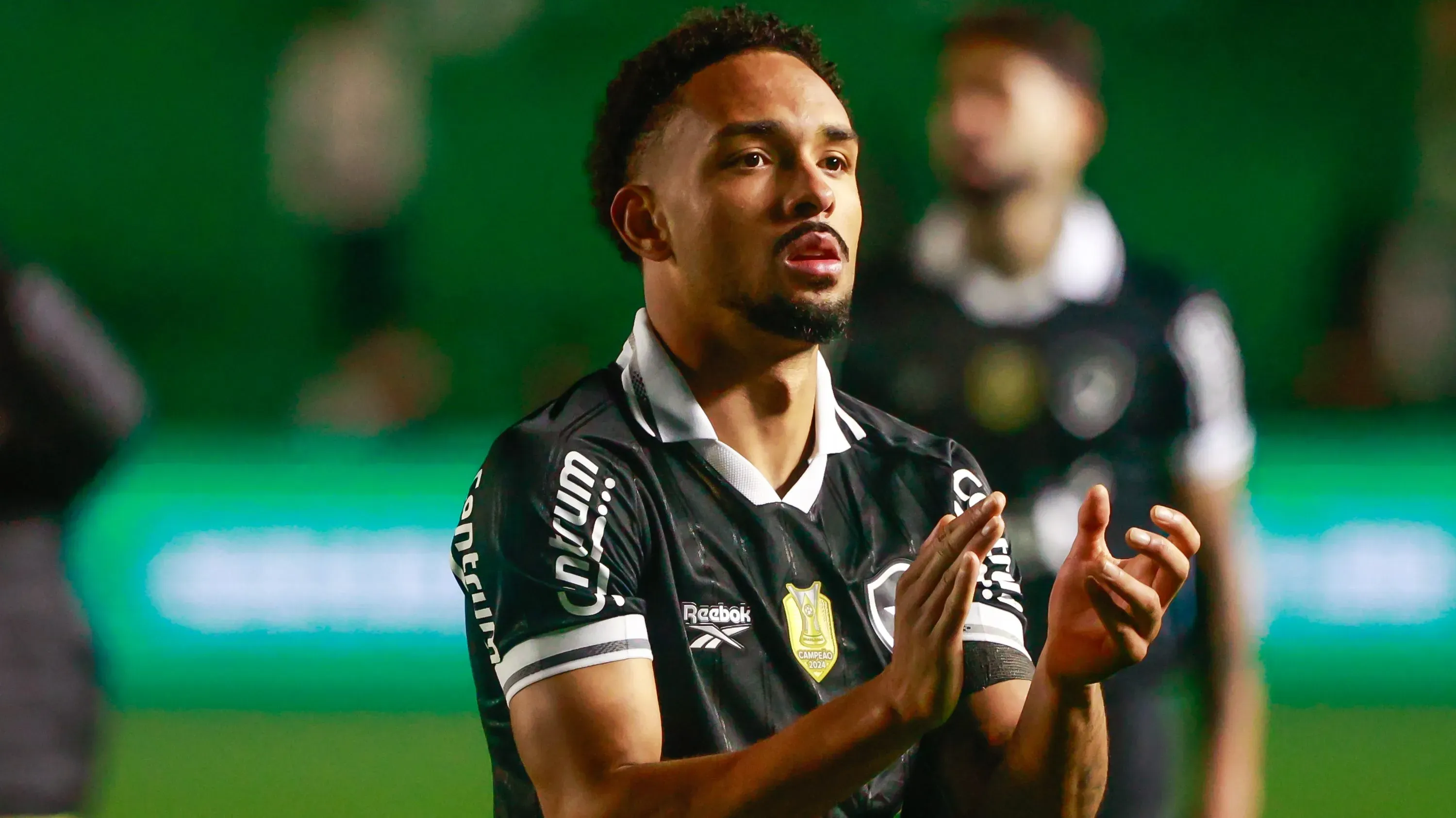 Vitinho jogador do Botafogo durante partida contra o Juventude no estadio Alfredo Jaconi pelo campeonato Brasileiro A 2025. Foto: Luiz Erbes/AGIF