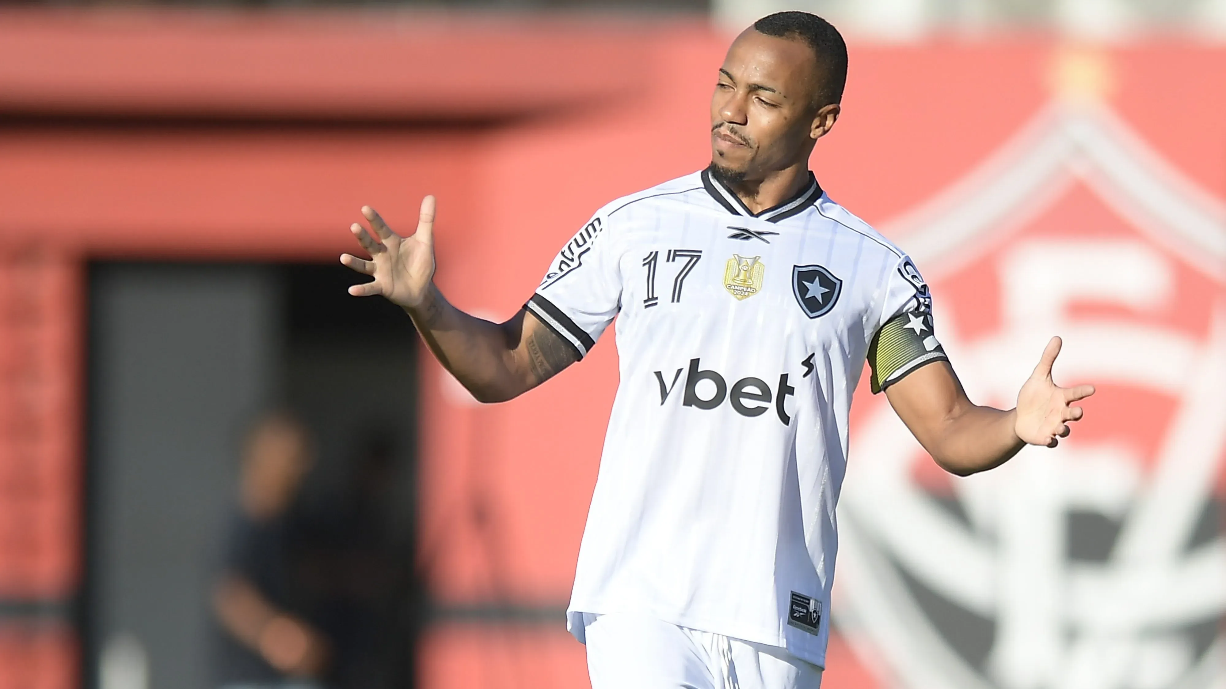 Volante do Botafogo está sendo cobiçado por grande clubes. Foto: Jhony Pinho/AGIF