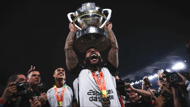 Memphis Depay, jogador do Corinthians, levanta a taca de campeao durante cerimonia de premiacao ao final da partida contra o Vasco no estadio Maracana pela decisao do campeonato Copa Do Brasil 2025. Foto: Ettore Chiereguini/AGIF