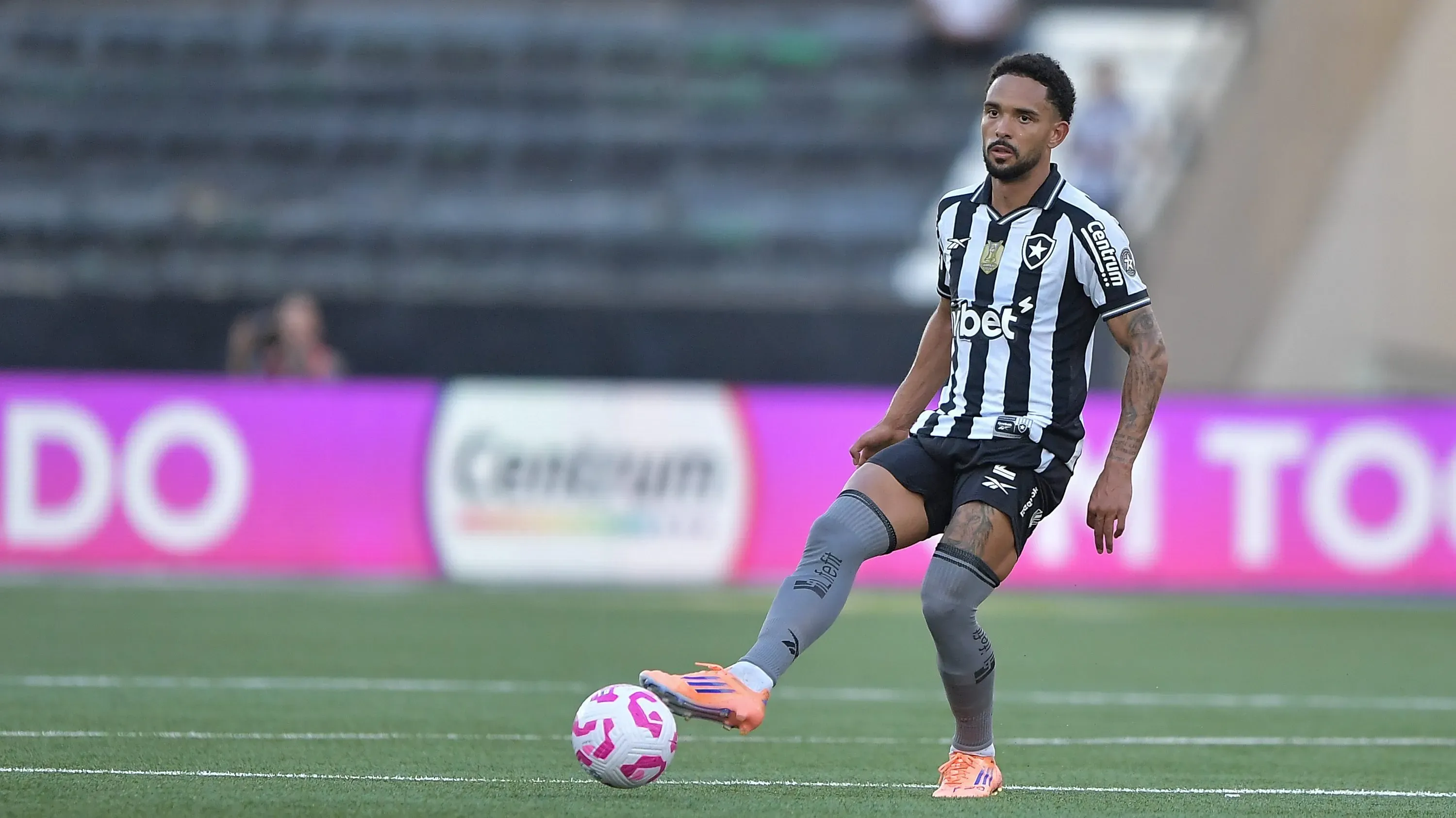 Vitinho é desejado pelo Galo - Foto: Thiago Ribeiro/AGIF.