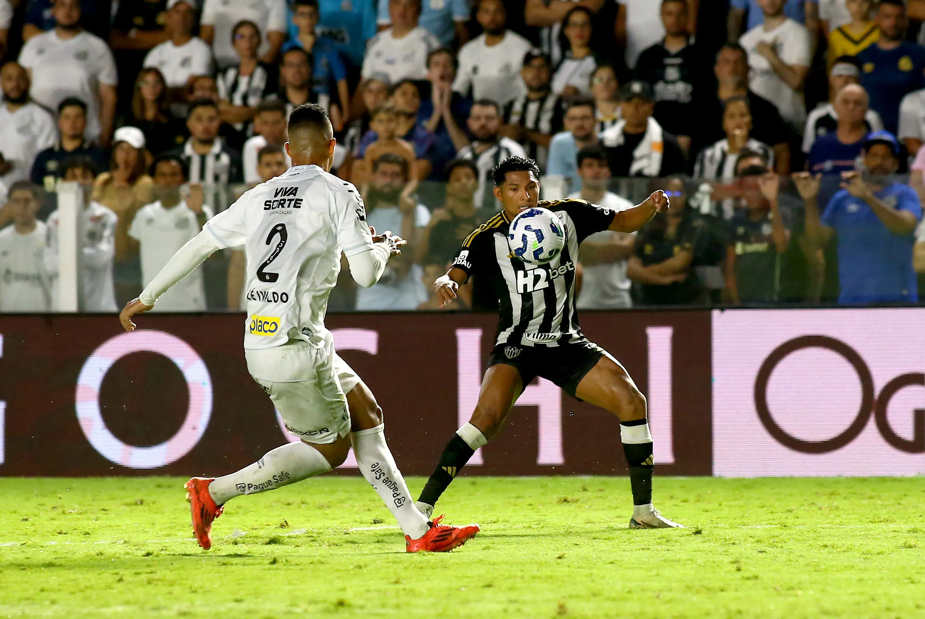 Rony, jogador do Atlético-MG, durante partida contra o Santos no estadio Vila Belmiro pelo campeonato Brasileiro A 2025. Foto: Mauricio De Souza/AGIF