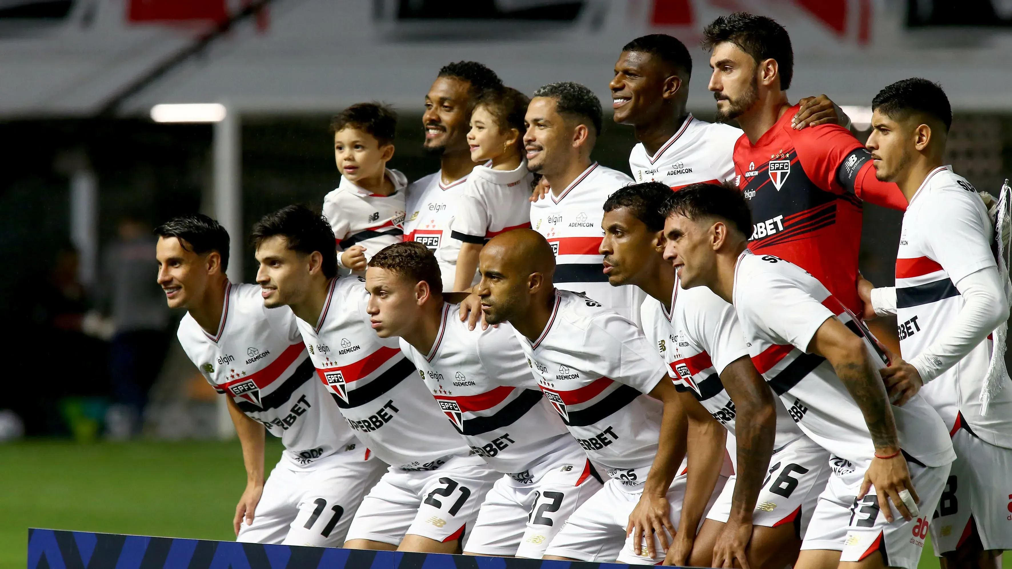 Jogadores do Sao Paulo posam para foto antes na partida contra Bragantino no estadio Vila Belmiro pelo campeonato Brasileiro A 2025. Foto: Mauricio De Souza/AGIF