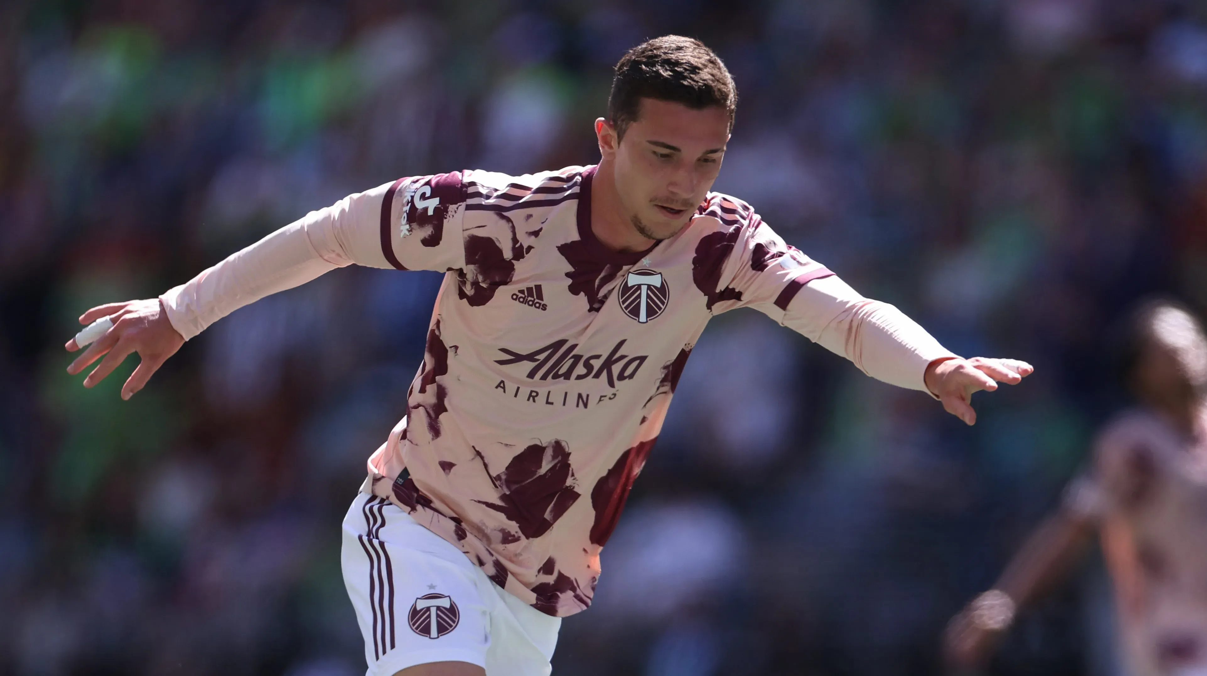 Nathan Fogaça atuando no futebol estadunidense. (Photo by Steph Chambers/Getty Images)