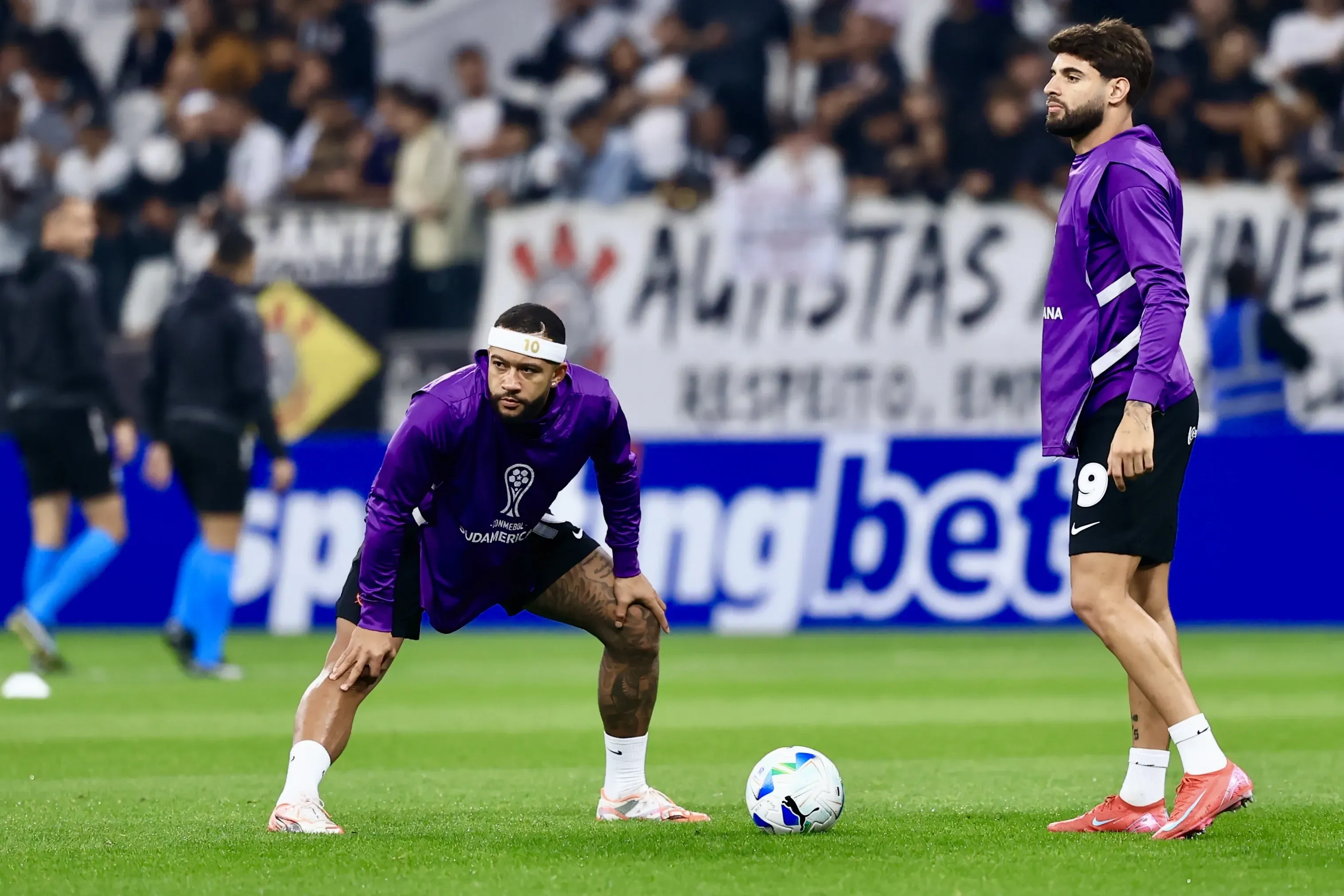 Yuri Alberto e Memphis Depay durante aquecimento no Corinthians. Foto: Marcello Zambrana/AGIF
