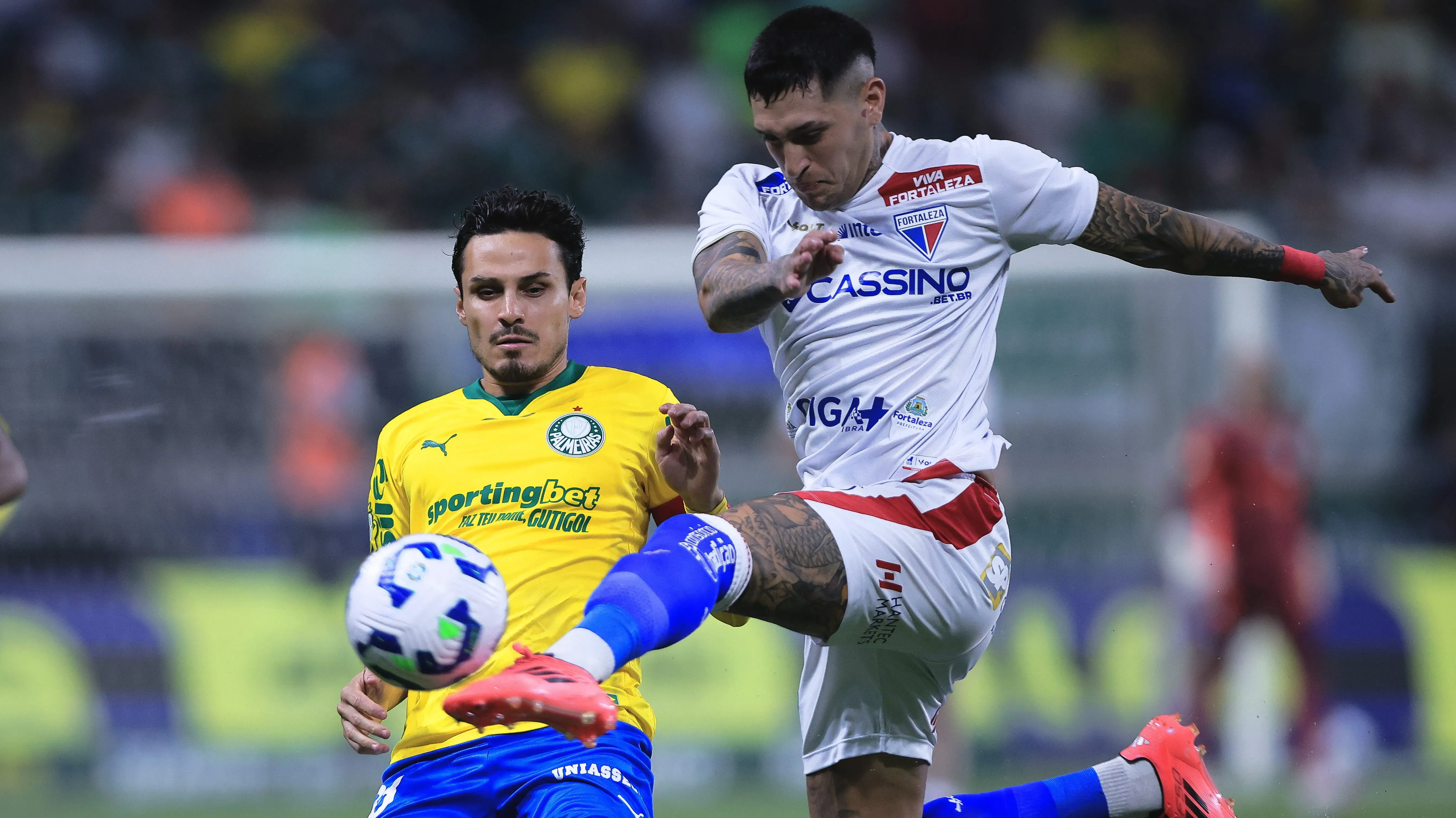 SP – SAO PAULO – 20/09/2025 – BRASILEIRO A 2025, PALMEIRAS X FORTALEZA – Raphael Veiga jogador do Palmeiras disputa lance com Gaston Avila jogador do Fortaleza durante partida no estadio Arena Allianz Parque pelo campeonato Brasileiro A 2025. Foto: Ettore Chiereguini/AGIF