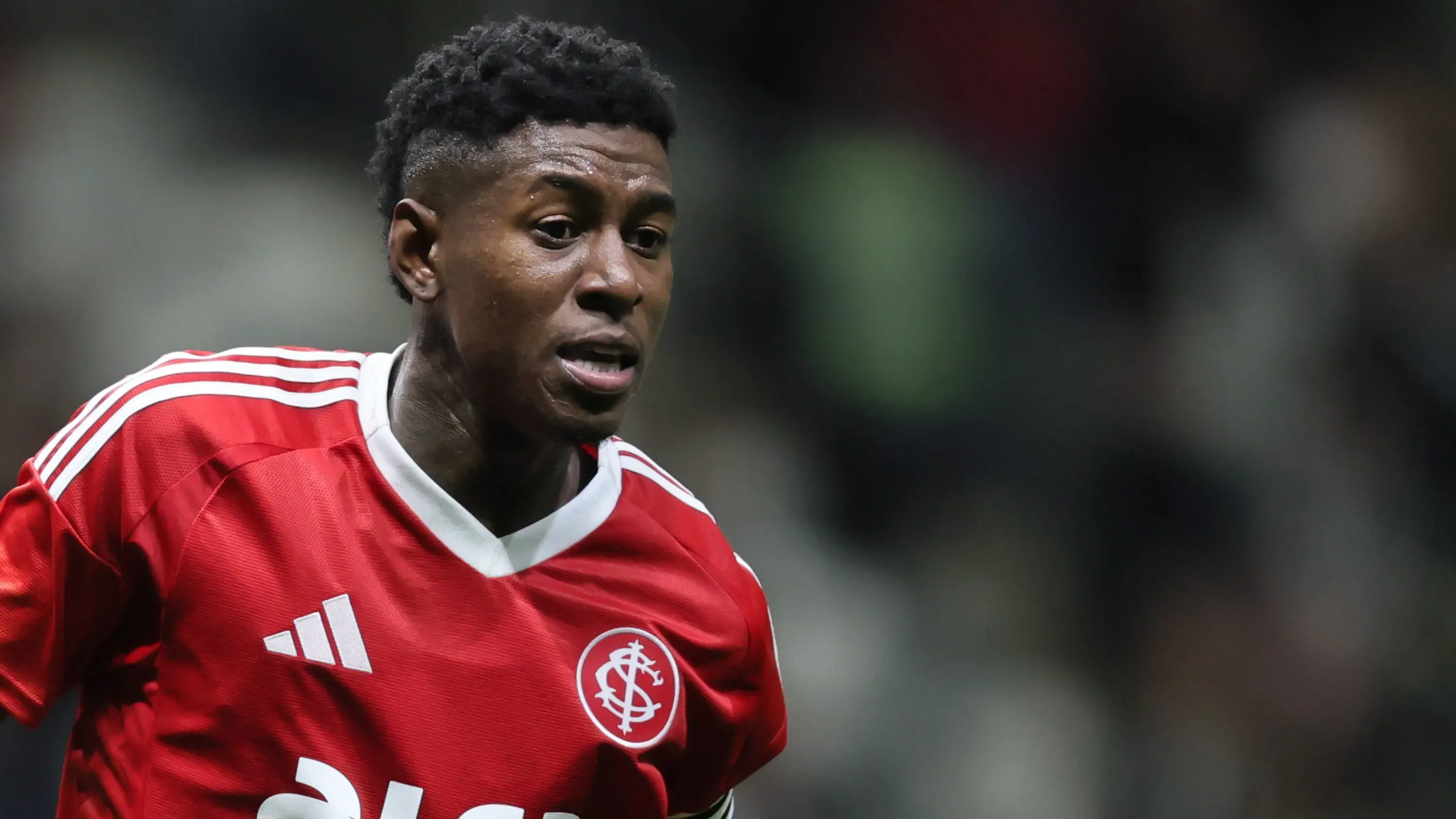 Cruzeiro sofre chapéu histórico do Flamengo que encaminha contratação do zagueiro Vitão, do Internacional. Foto: Gilson Lobo/AGIF