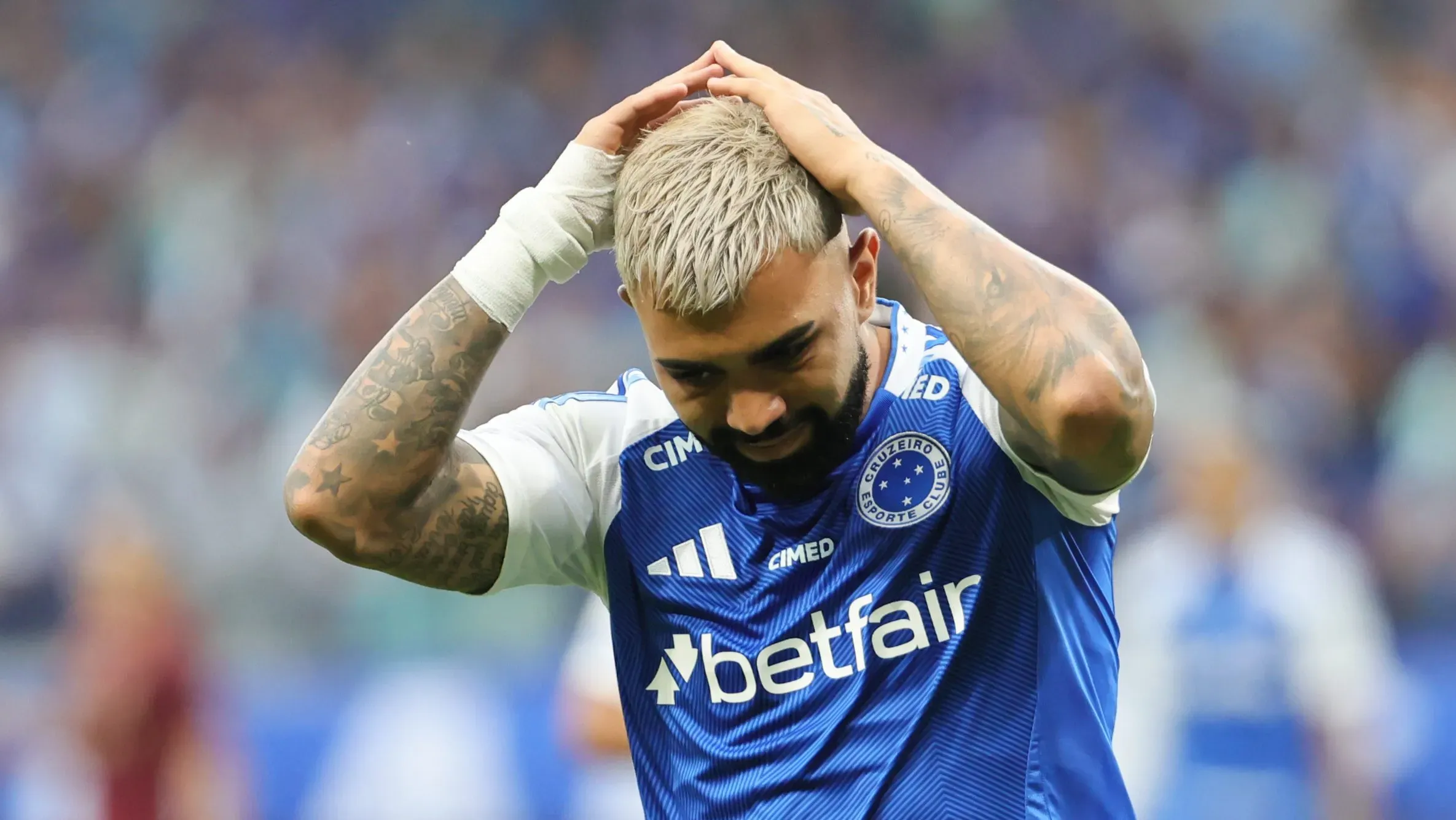 Gabigol, jogador do Cruzeiro, lamenta durante partida contra o Fluminense no estadio Mineirao pelo campeonato Brasileiro A 2025. Foto: Gilson Lobo/AGIF