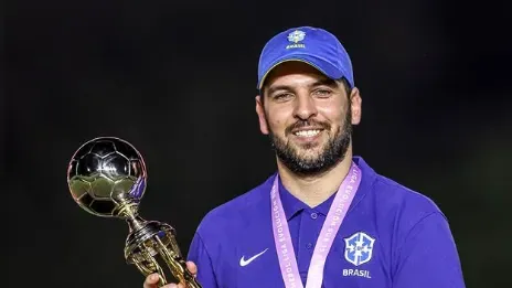 Rubens Franco com taça da Liga Evolução Sub-15 Feminina