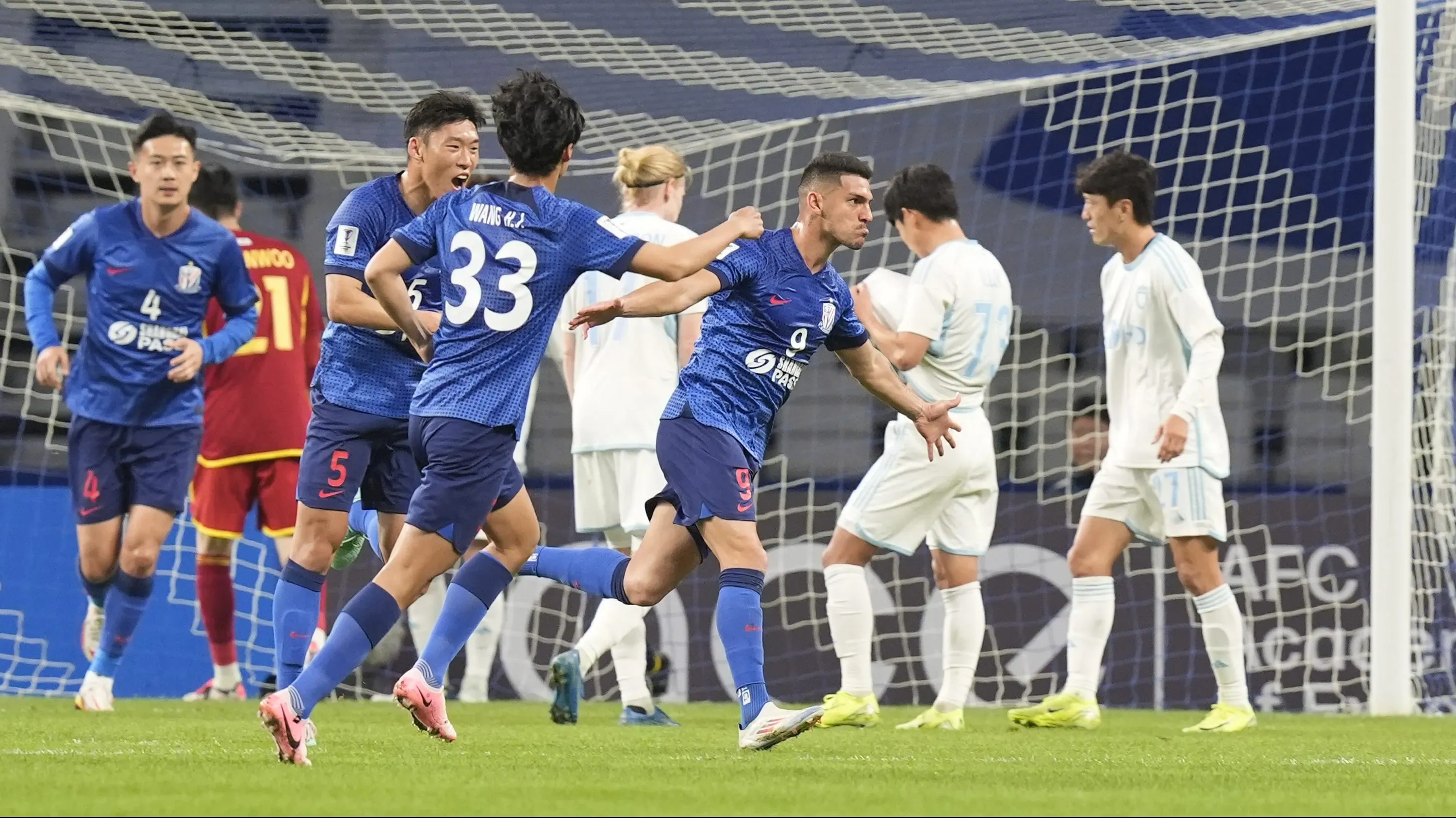 André Luís atuando pelo Shanghai. (Photo by Fred Lee/Getty Images)