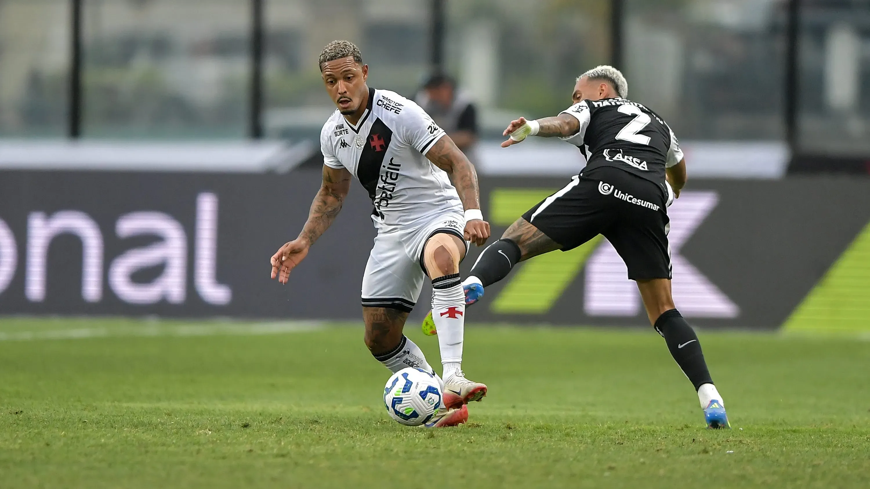 David jogador do Vasco disputa lance com Matheuzinho jogador do Corinthians durante partida no estadio Sao Januario pelo campeonato Brasileiro A 2025. Foto: Thiago Ribeiro/AGIF