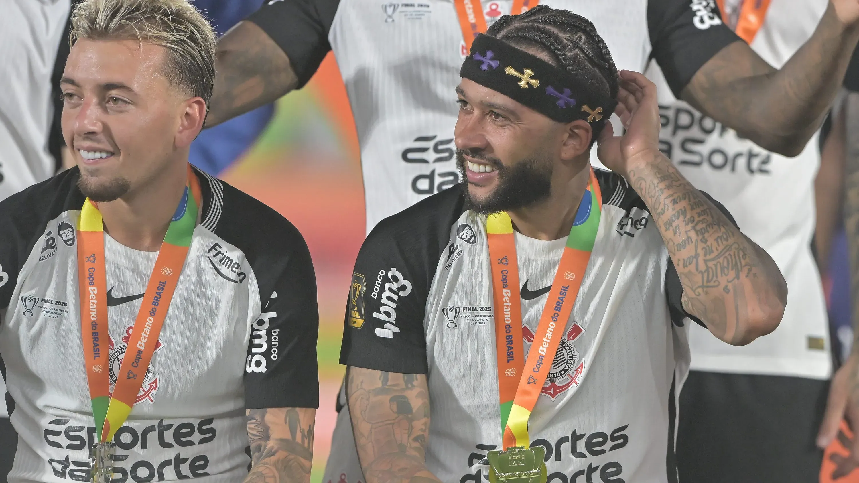 RJ – RIO DE JANEIRO – 21/12/2025 – COPA DO BRASIL 2025, VASCO X CORINTHIANS – Memphis Depay jogador do Corinthians levanta a taca de campeao durante cerimonia de premiacao ao final da partida contra o Vasco no estadio Maracana pela decisao do campeonato Copa Do Brasil 2025. Foto: Thiago Ribeiro/AGIF