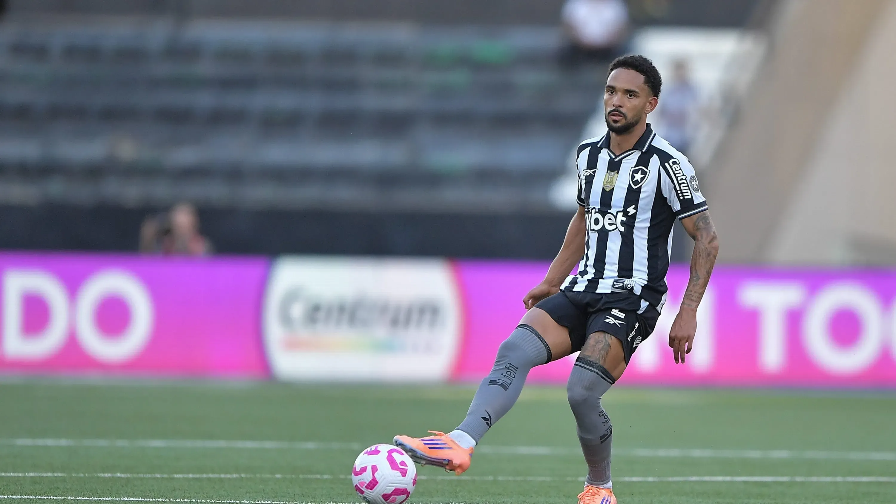 RJ – RIO DE JANEIRO – 26/10/2025 – BRASILEIRO A 2025, BOTAFOGO X SANTOS – Vitinho jogador do Botafogo durante partida contra o Santos no estadio Engenhao pelo campeonato Brasileiro A 2025. Foto: Thiago Ribeiro/AGIF