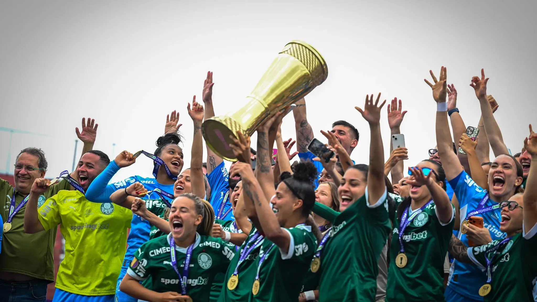 Time feminino do Palmeiras com a taça do Paulistão 2025