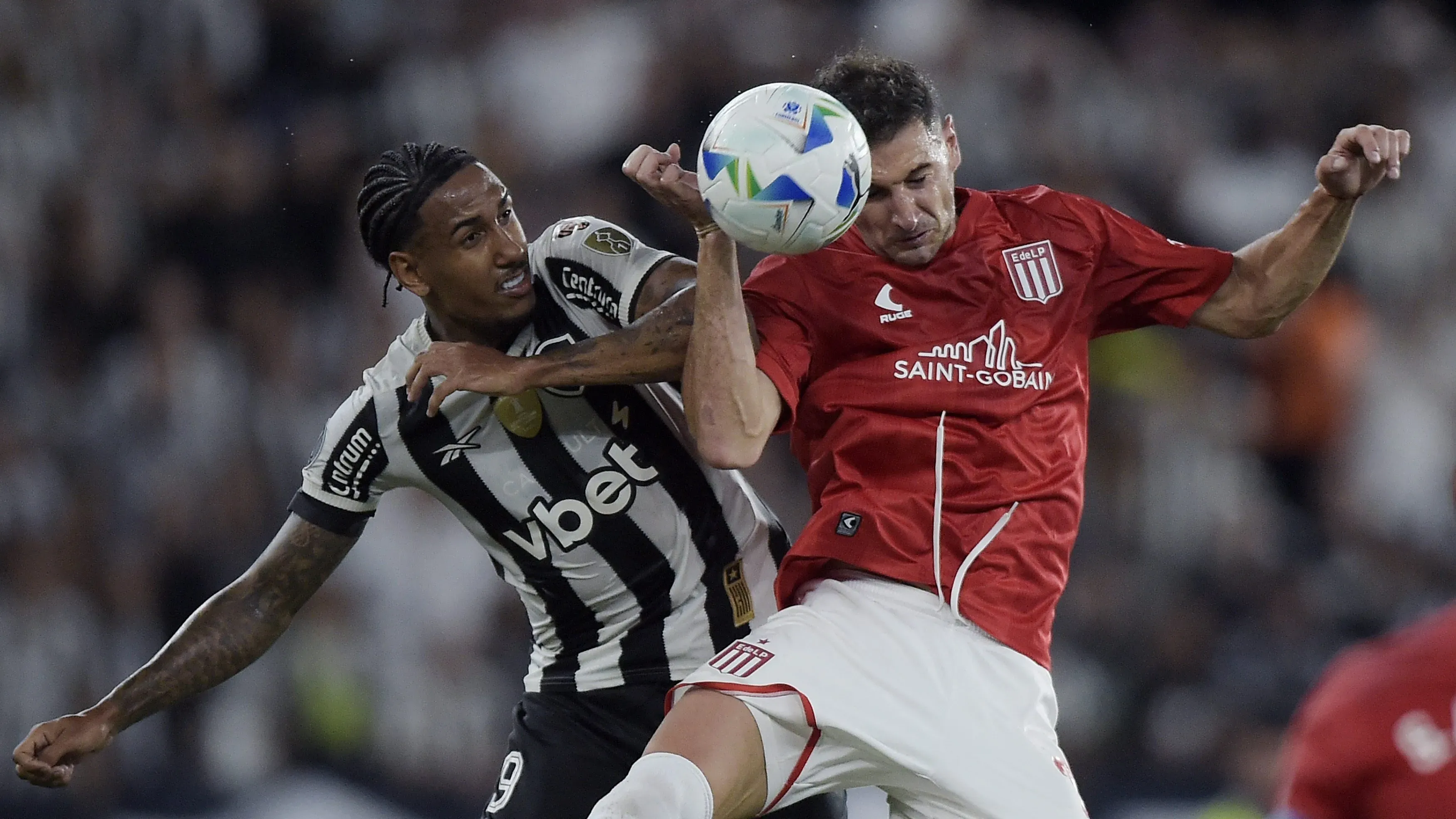 Rwan Cruz jogador do Botafogo disputa lance com Meza jogador do Estudiantes durante partida no estadio Engenhao pelo campeonato Copa Libertadores 2025. Foto: Alexandre Loureiro/AGIF