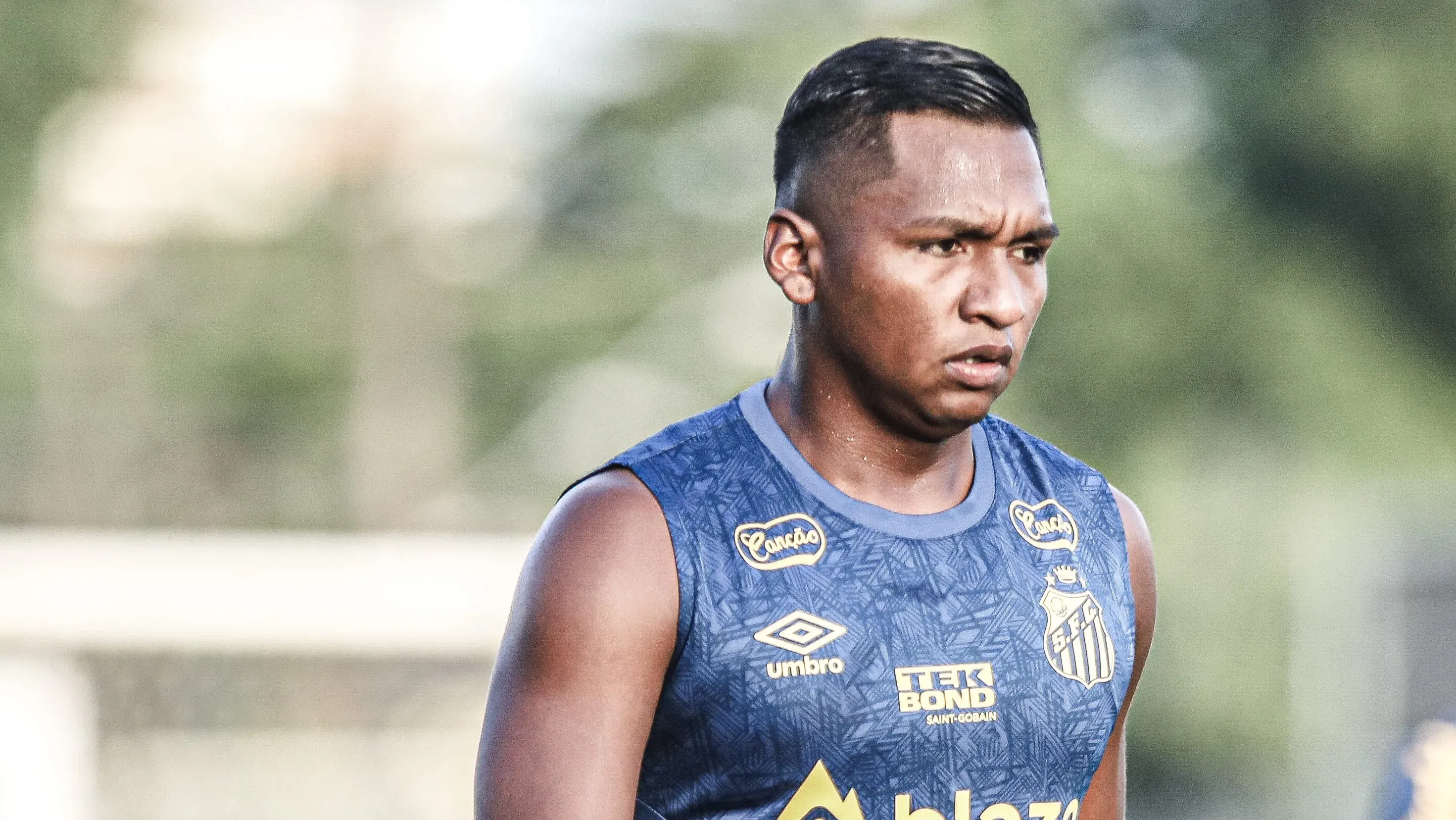 Foto: Reinaldo Campos/AGIF – Morelos pode ser moeda de troca para o Peixão no mercado da bola.