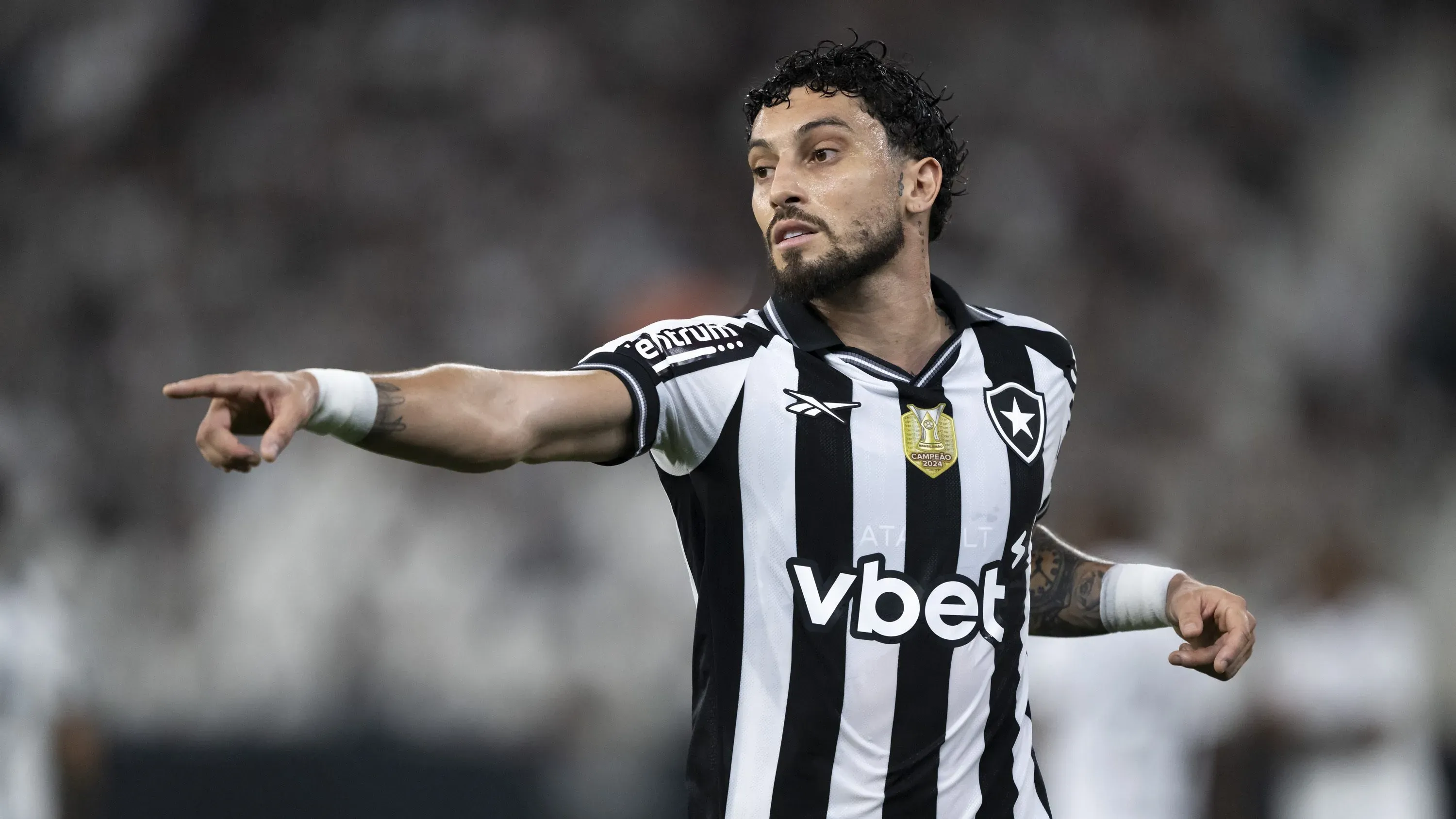 Alex Telles jogador do Botafogo durante partida contra o Ceara no estadio Engenhao pelo campeonato Brasileiro A 2025. Foto: Jorge Rodrigues/AGIF