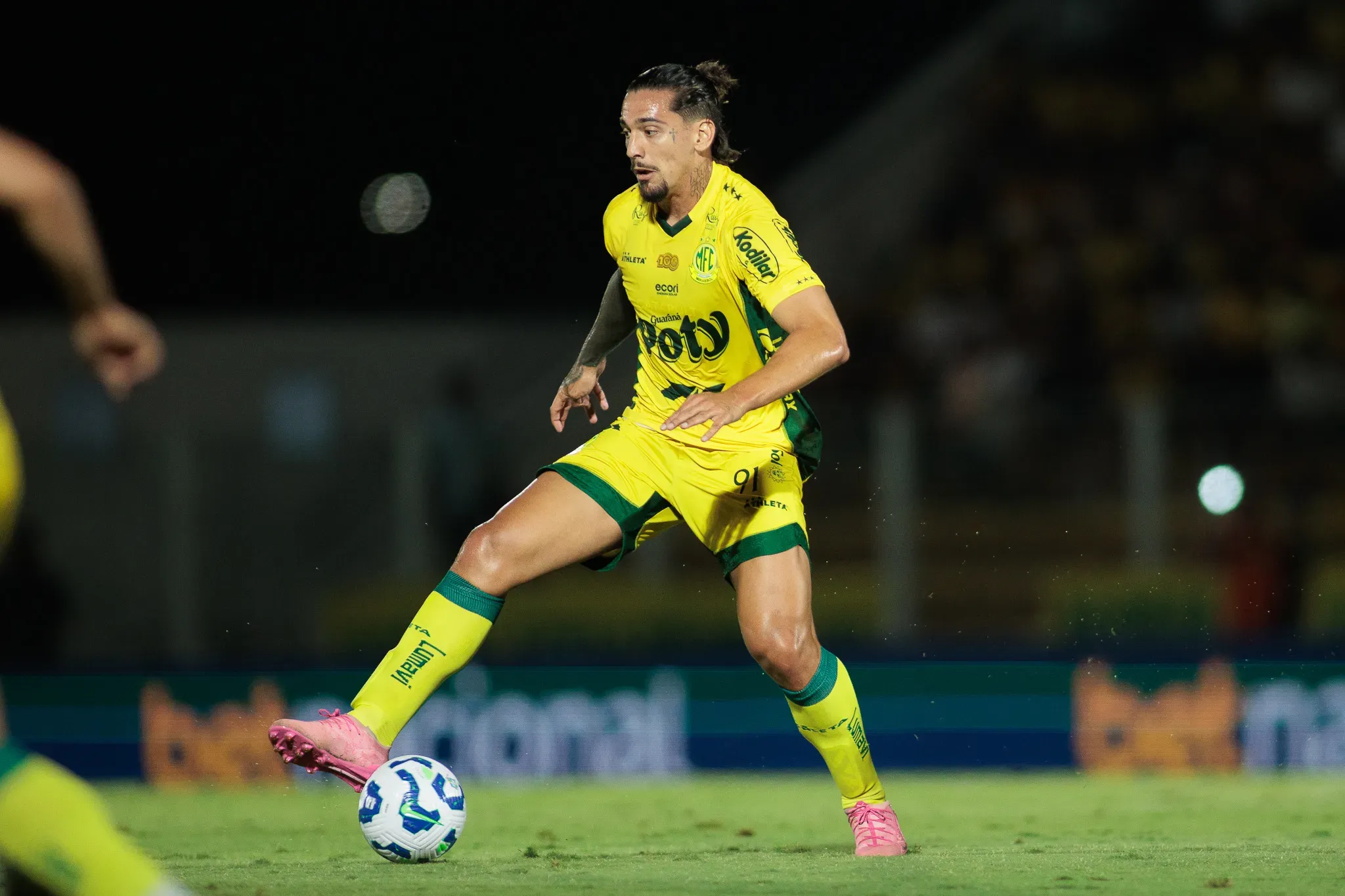 Chico Da Costa jogador do Mirassol durante partida contra o Bahia no estadio Jose Maria de Campos Maia pelo campeonato Brasileiro A 2025. Foto: Vinicius Silva/AGIF