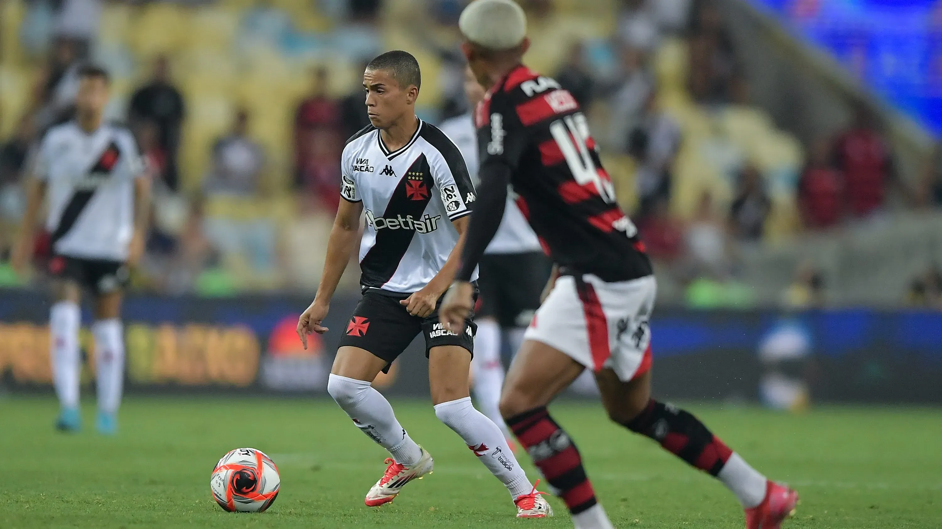 Lucas Zuccarello jogador do Vasco durante partida contra o Flamengo no estadio Maracana pelo campeonato Carioca 2025. Foto: Thiago Ribeiro/AGIF