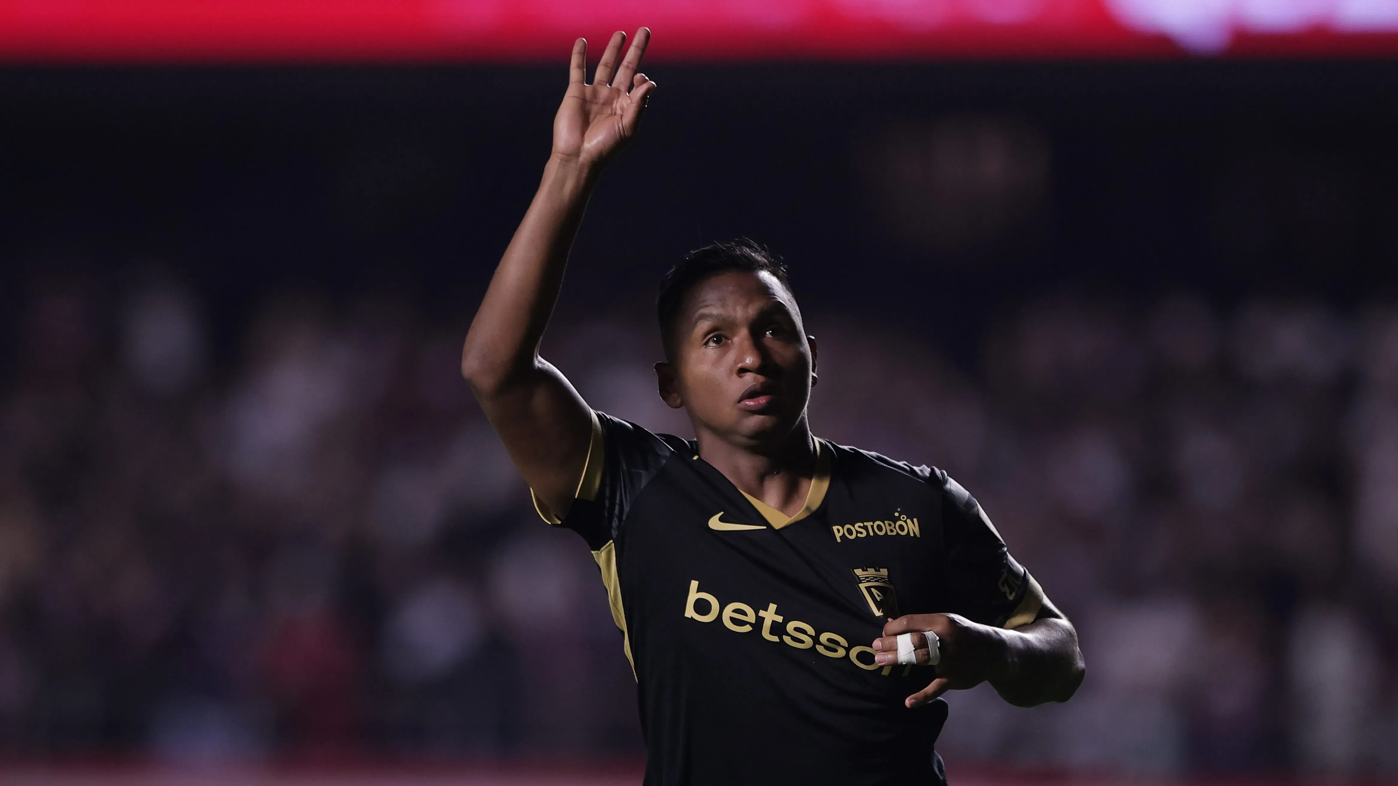 Alfredo Morelos jogador do Atlético Nacional comemora gol marcado de pênalti em decisão durante partida contra o São Paulo no estádio Morumbi pelo campeonato Copa Libertadores 2025. Foto: Ettore Chiereguini/AGIF