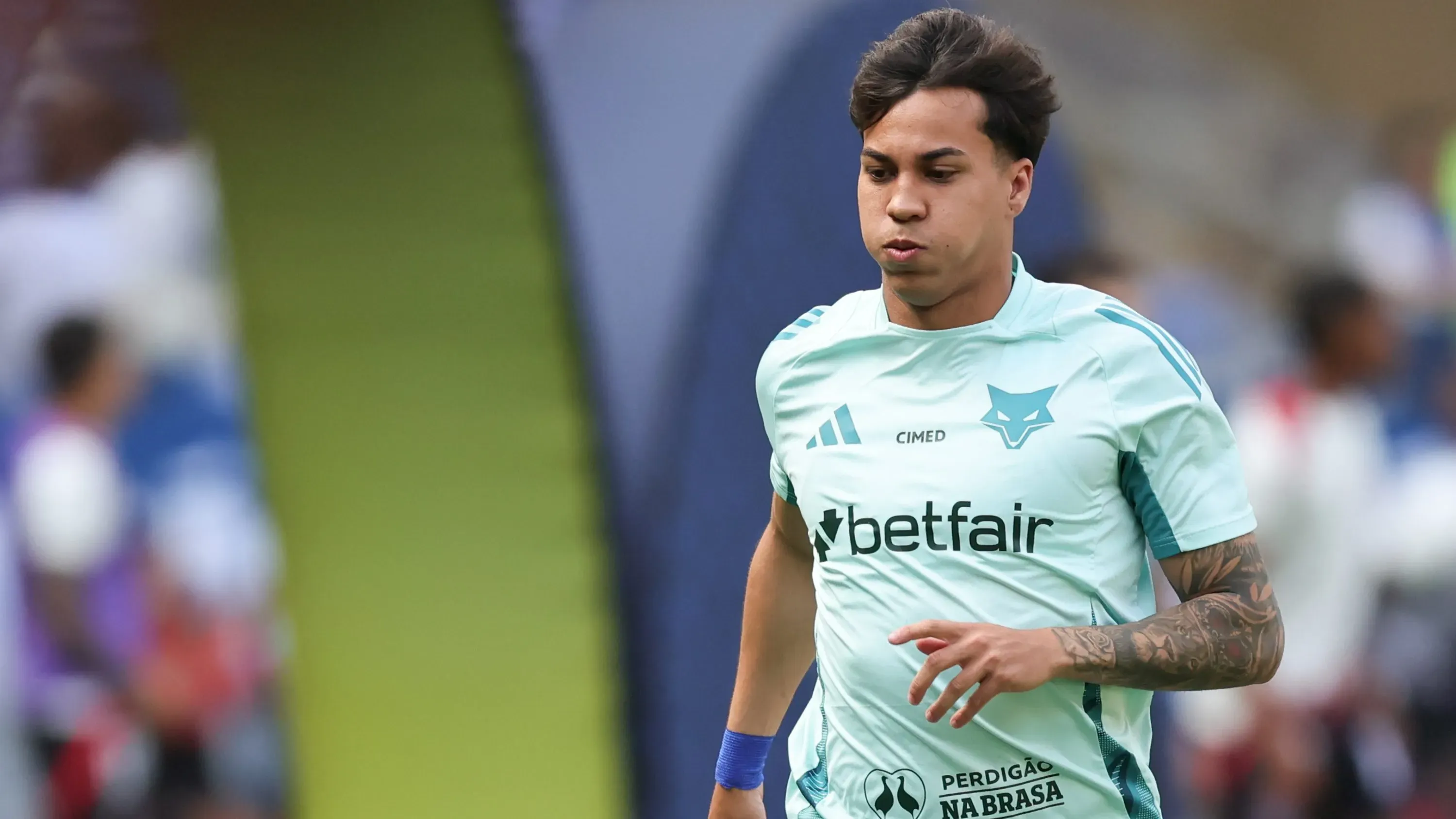 MG – BELO HORIZONTE – 01/11/2025 – BRASILEIRO A 2025, CRUZEIRO X VITORIA – Kaio Jorge jogador do Cruzeiro durante aquecimento antes da partida contra o Vitoria no estadio Mineirao pelo campeonato Brasileiro A 2025. Foto: Gilson Lobo/AGIF