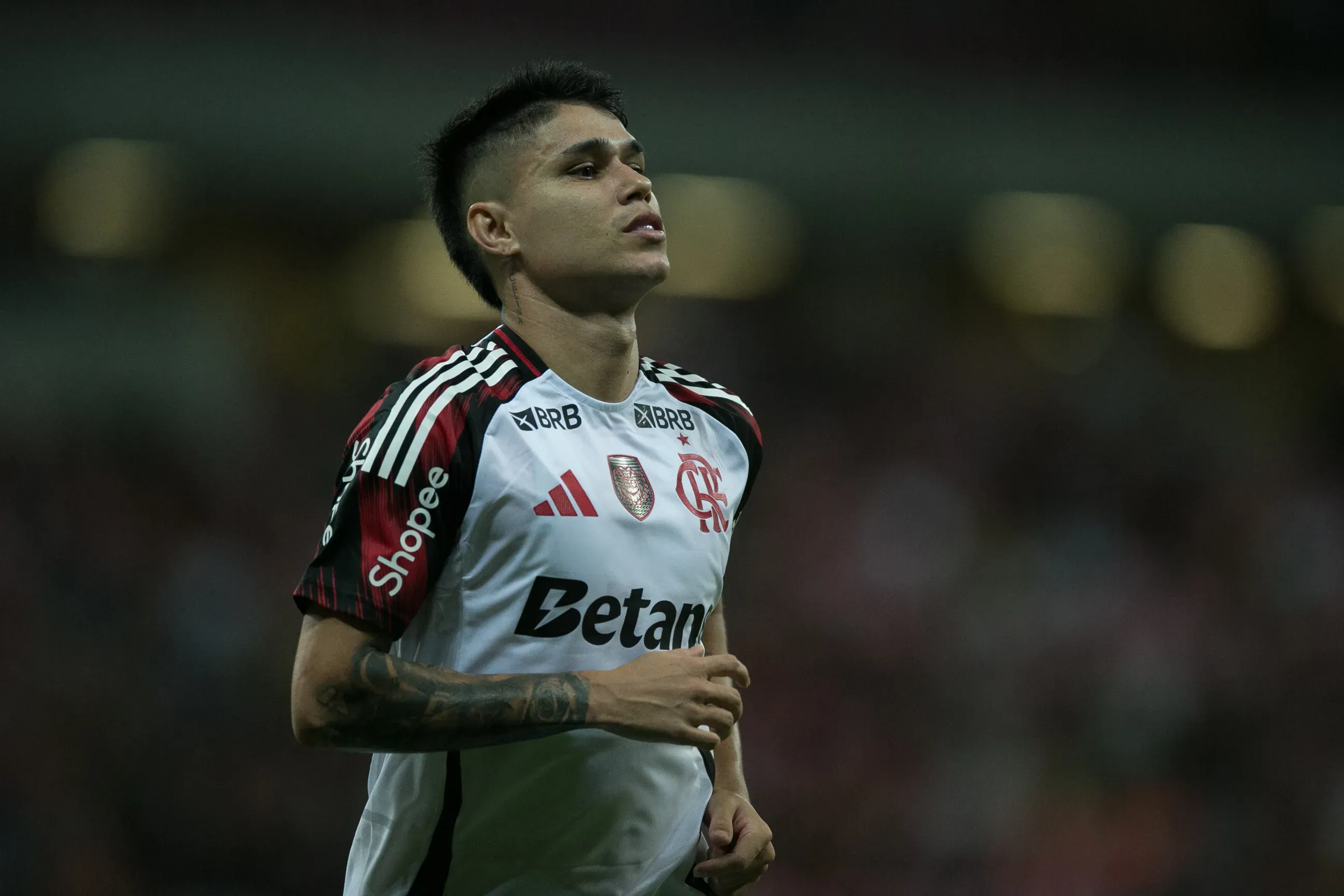 Luiz Araujo jogador do Flamengo durante a partida contra o Sport na Arena de Pernambuco, pelo Campeonato Brasileiro A 2025. Foto: Marlon Costa/AGIF