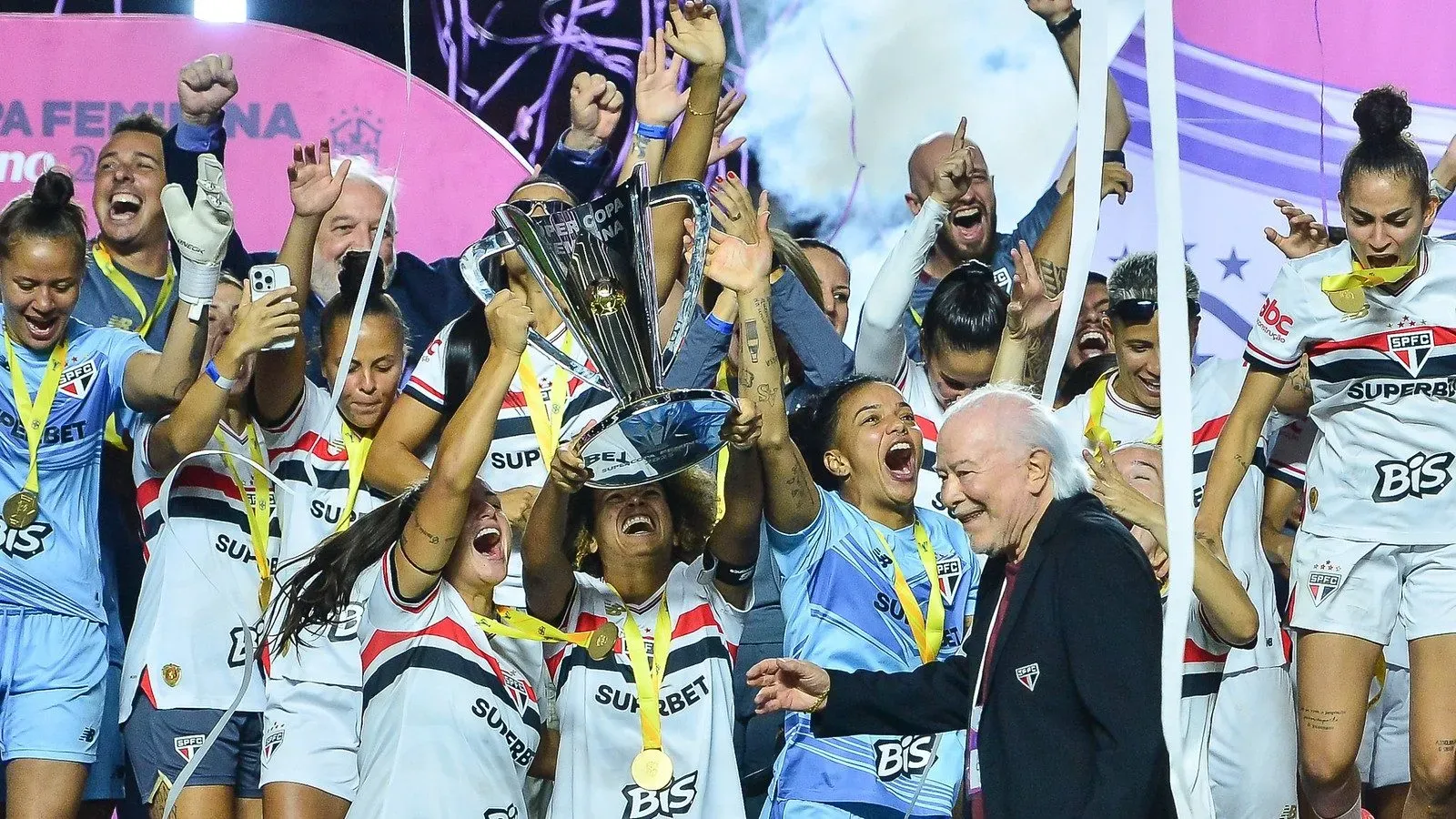 Jogadoras do São Paulo com a taça da Supercopa Feminina 2025