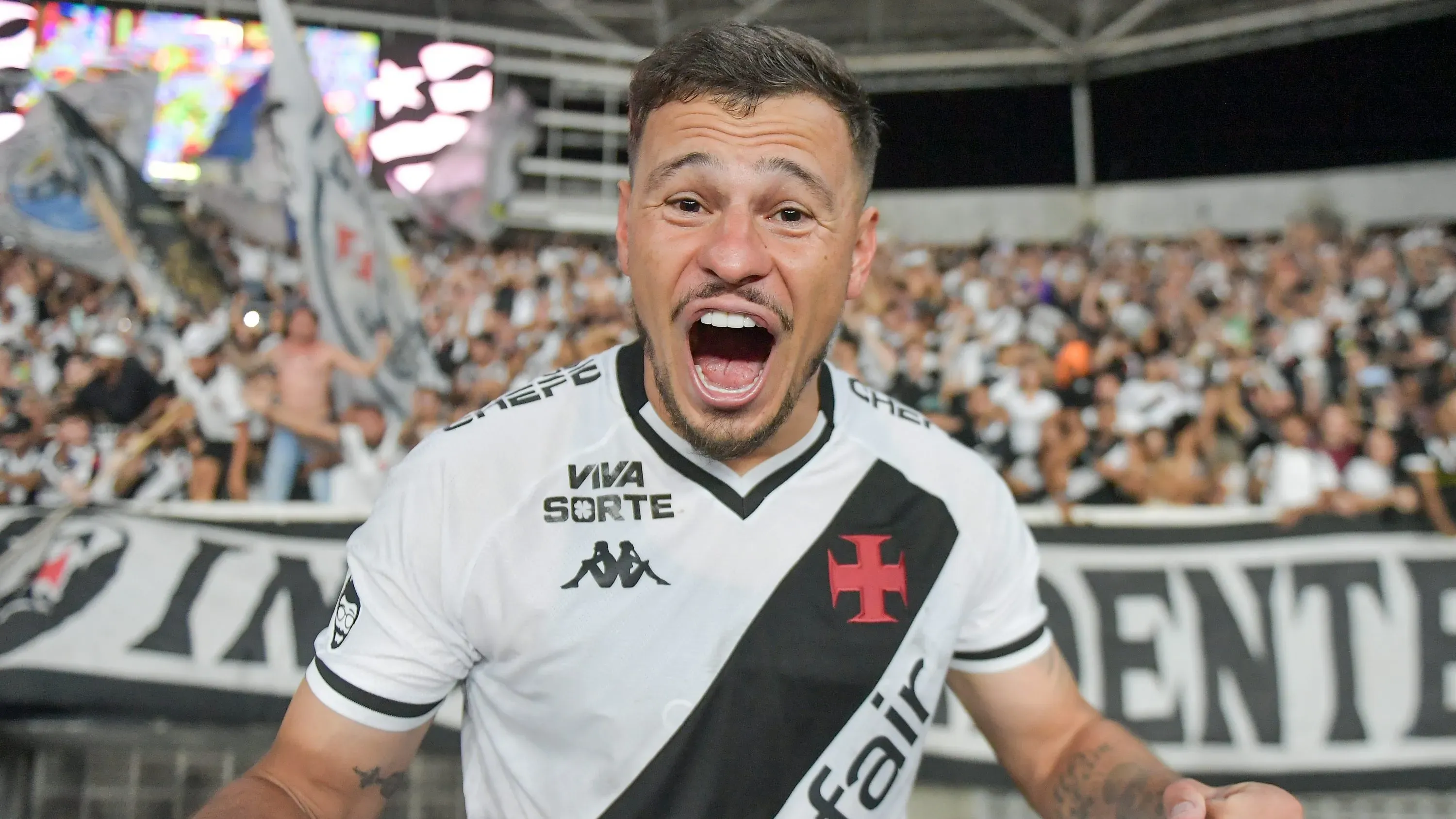 Hugo Moura tem mais um ano de contrato com o Vasco - Foto: Thiago Ribeiro/AGIF.