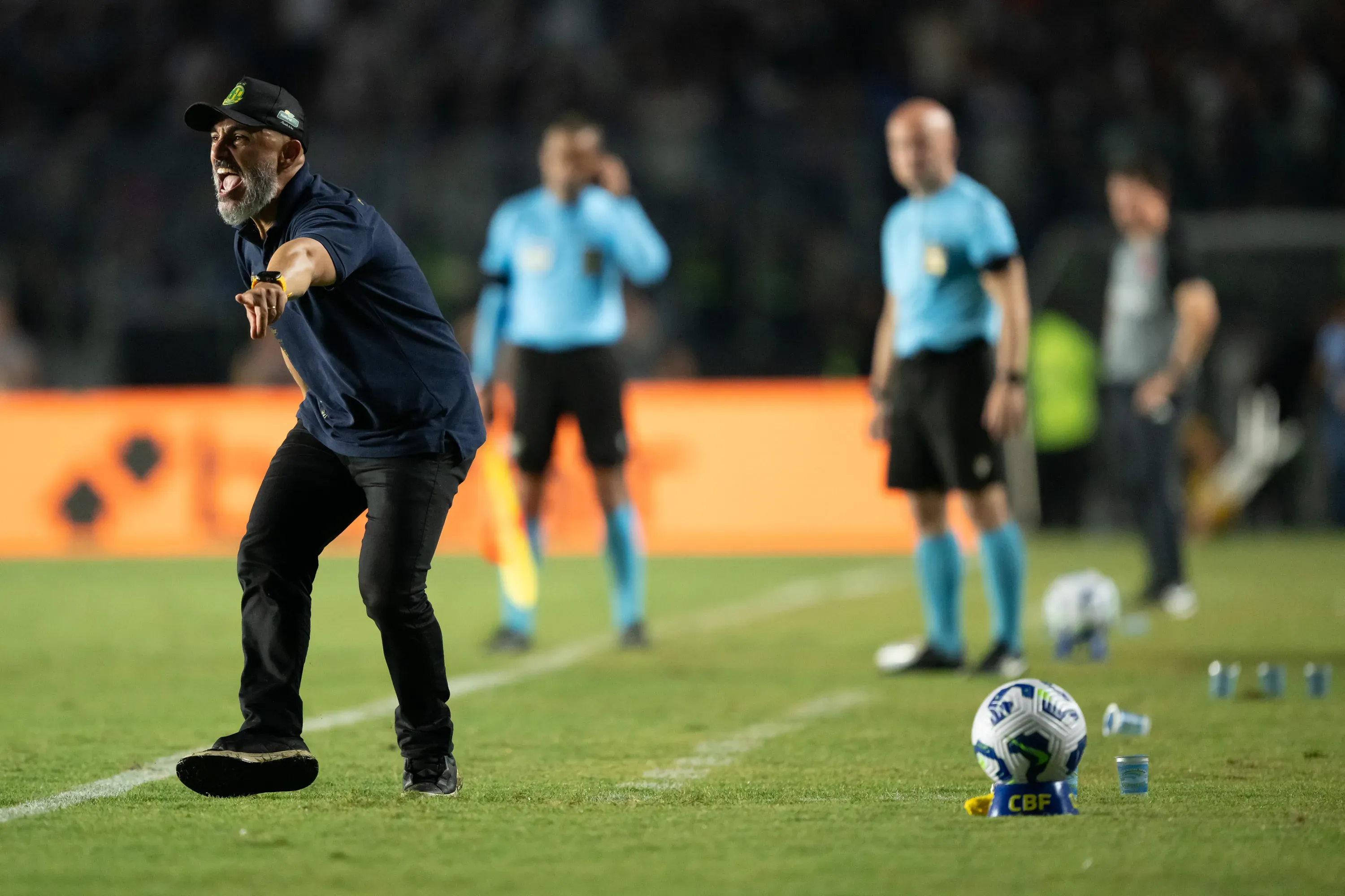 Rafael Guanaes técnico do Mirassol durante partida contra o Vasco no estádio São Januário pelo campeonato Brasileiro A 2025. Foto: Jorge Rodrigues/AGIF