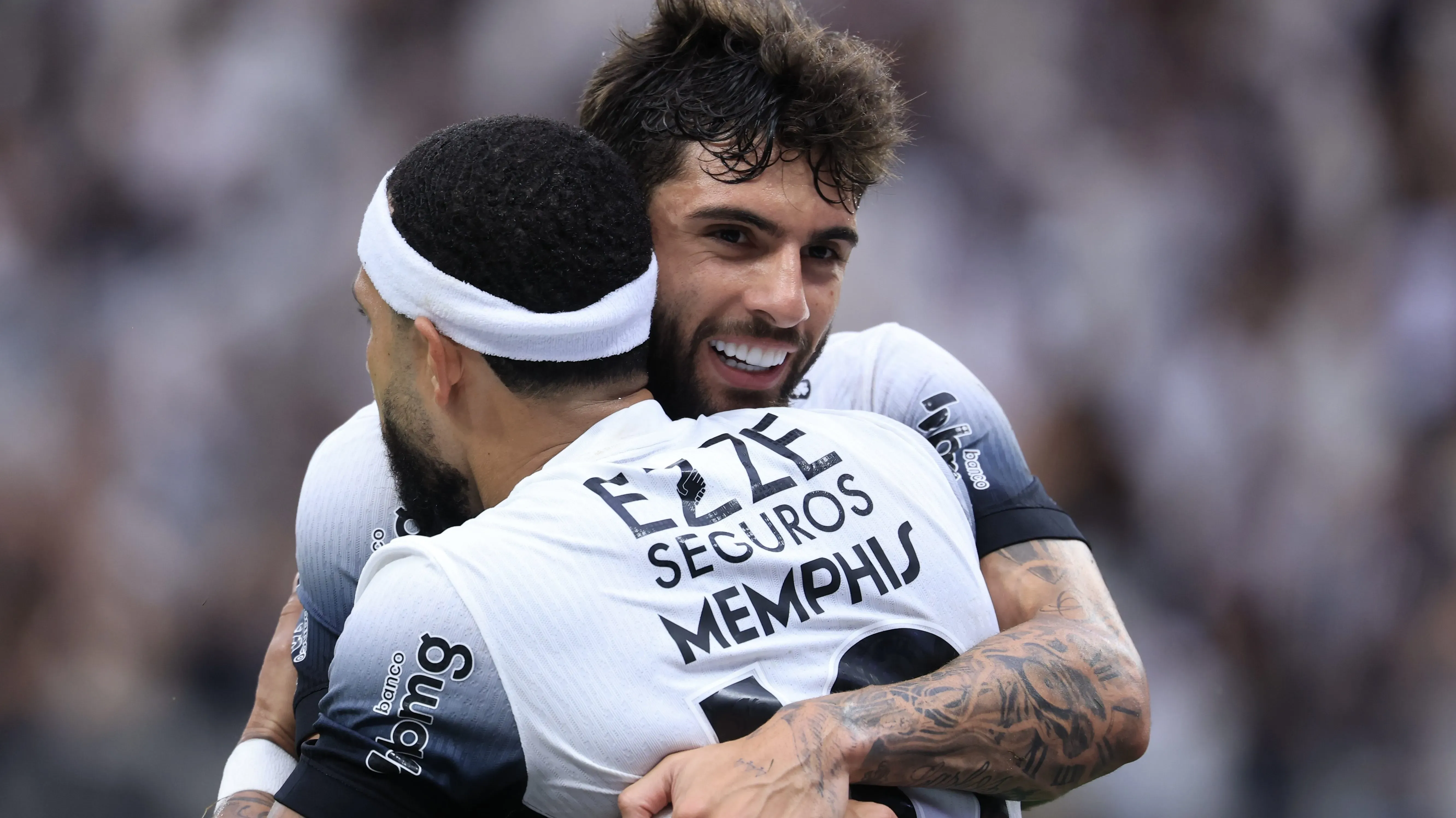 Yuri Alberto e Memphis Depay. Foto: Marcello Zambrana/AGIF