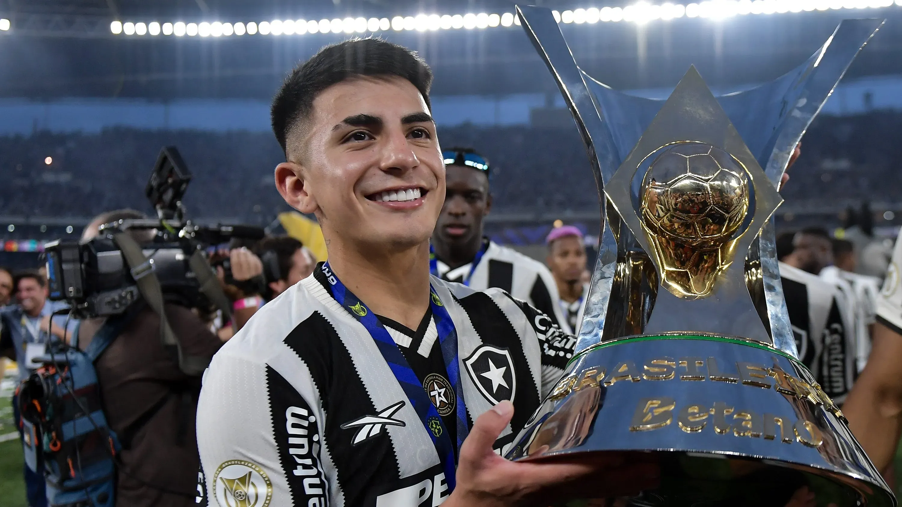 Thiago Almada em campo pelo Botafogo. Foto: Thiago Ribeiro/AGIF