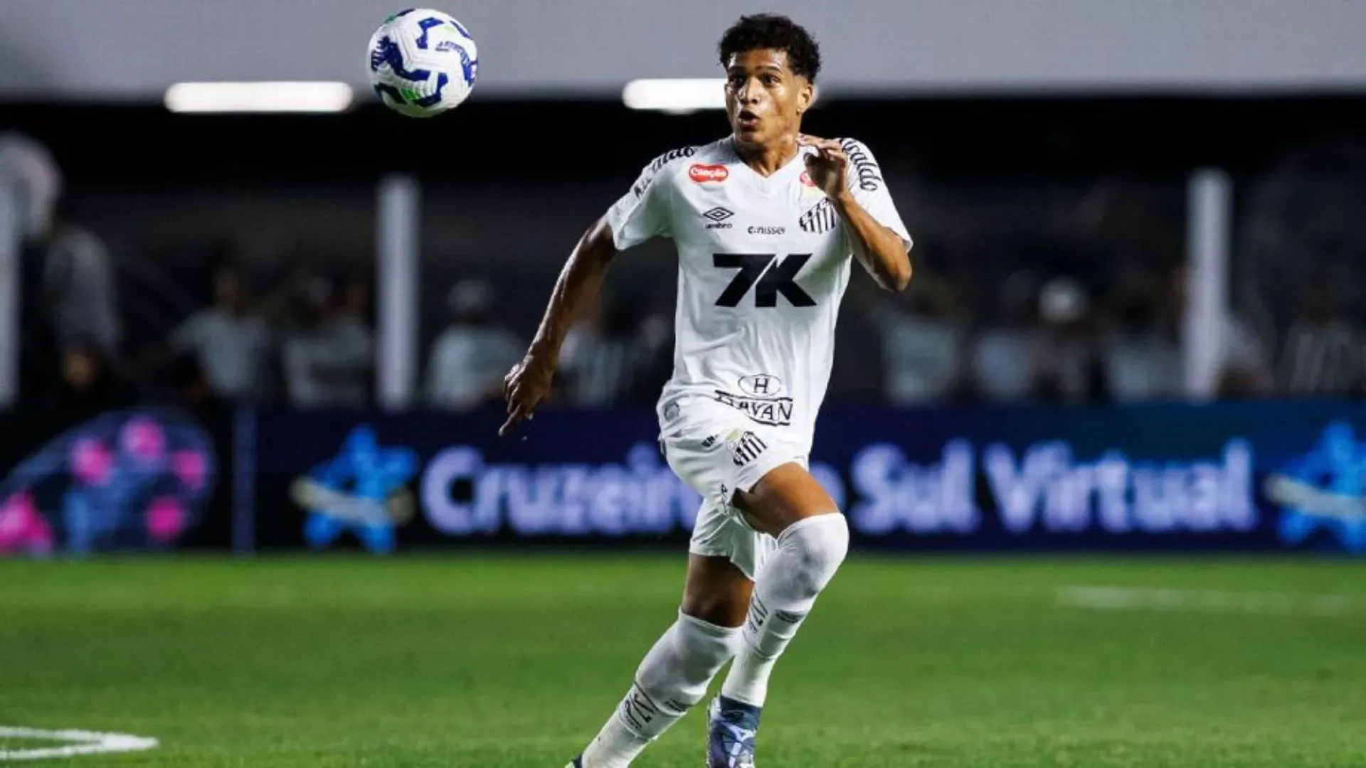 Lateral Souza durante partida do Santos contra o Palmeiras, na Vila Belmiro, em clássico pelo Brasileirão William Oliveira/Getty Images