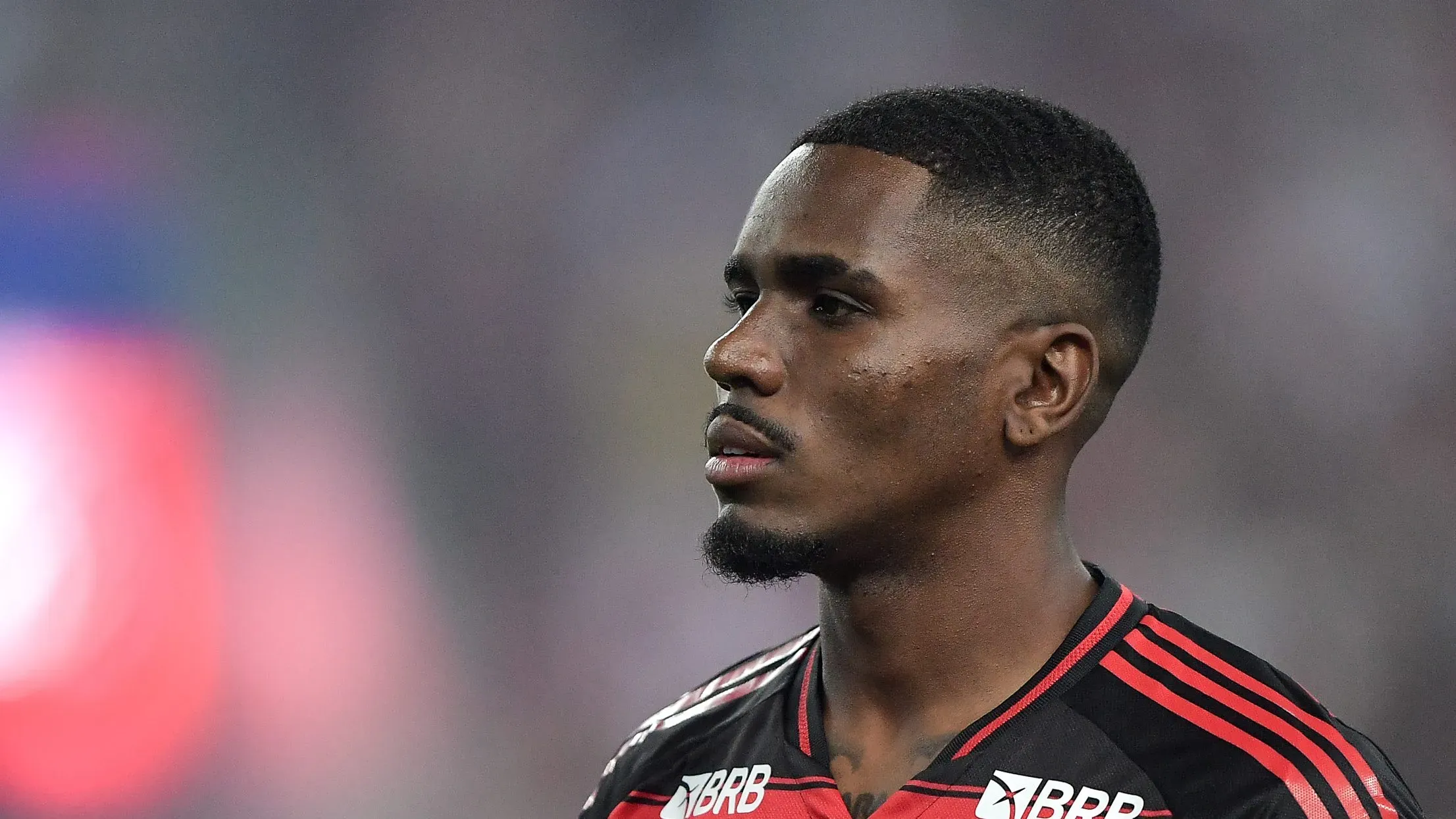 Foto: Thiago Ribeiro/AGIF – Evertton Araújo segue no elenco do Mengão para 2026.