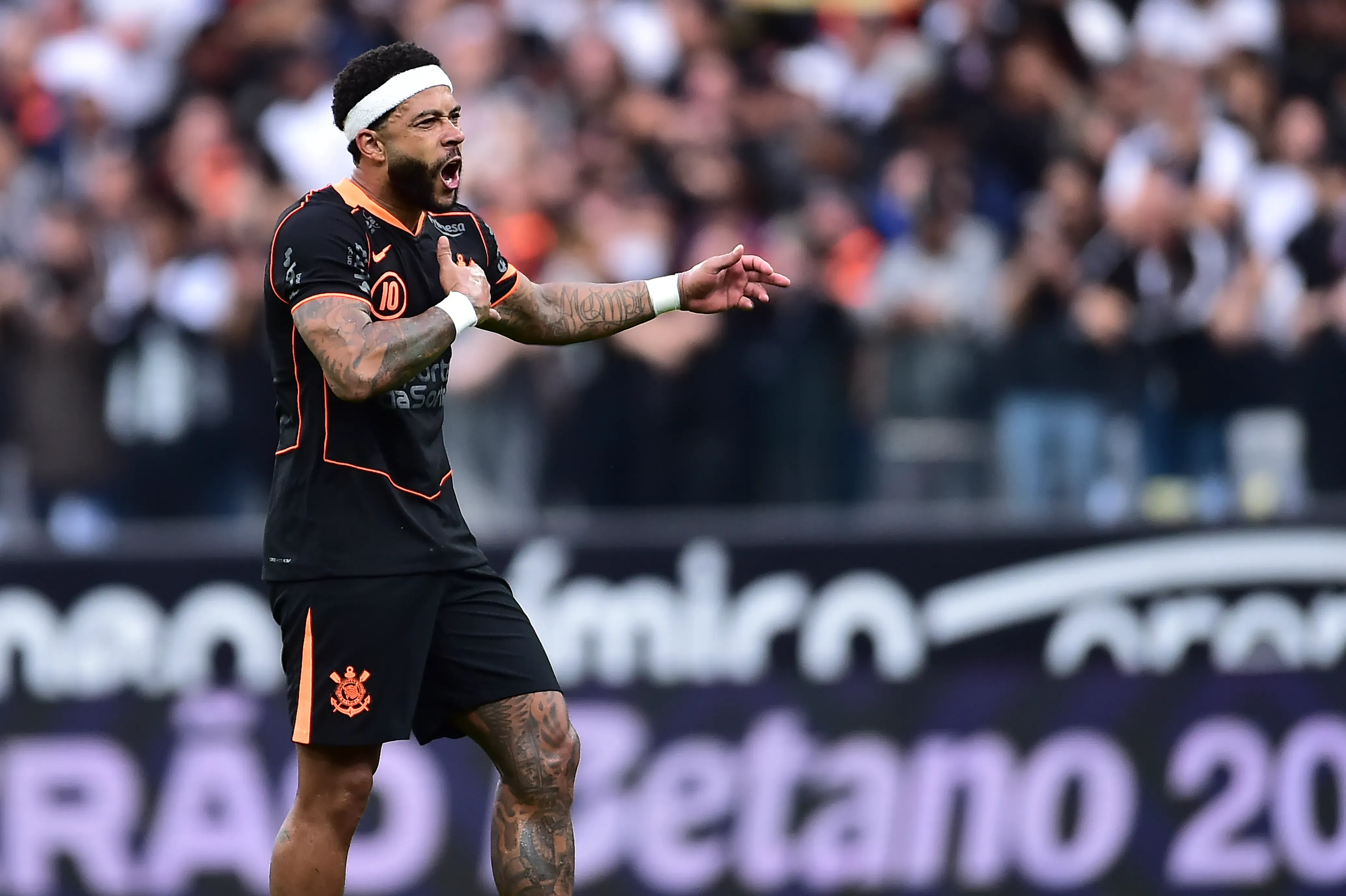 Memphis Depay comemora gol em Corinthians x São Paulo. (Photo by Mauro Horita/Getty Images)