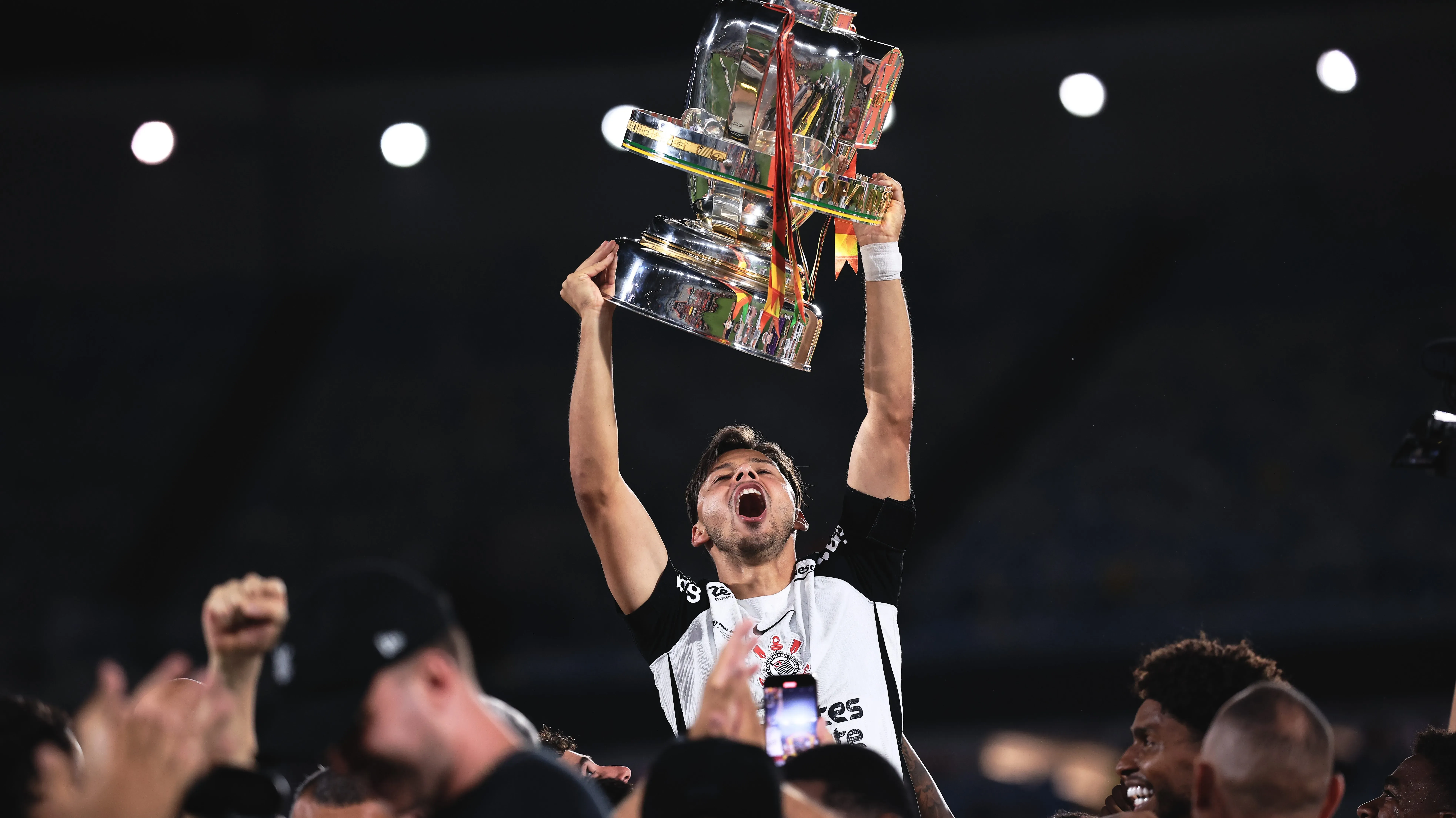 Romero com a taça da Copa do Brasil. Foto: Ettore Chiereguini/AGIF